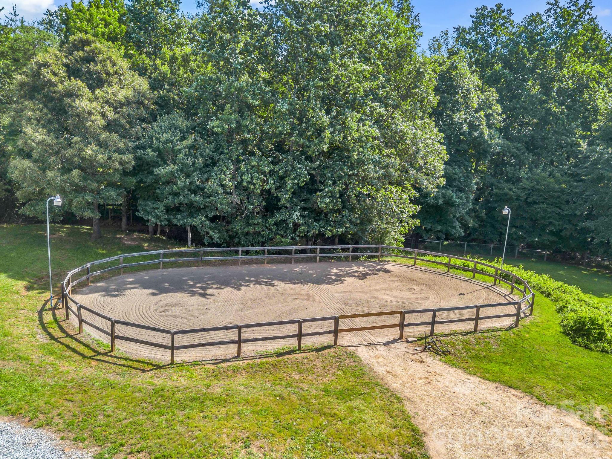 271 Collinsville Road — Columbus