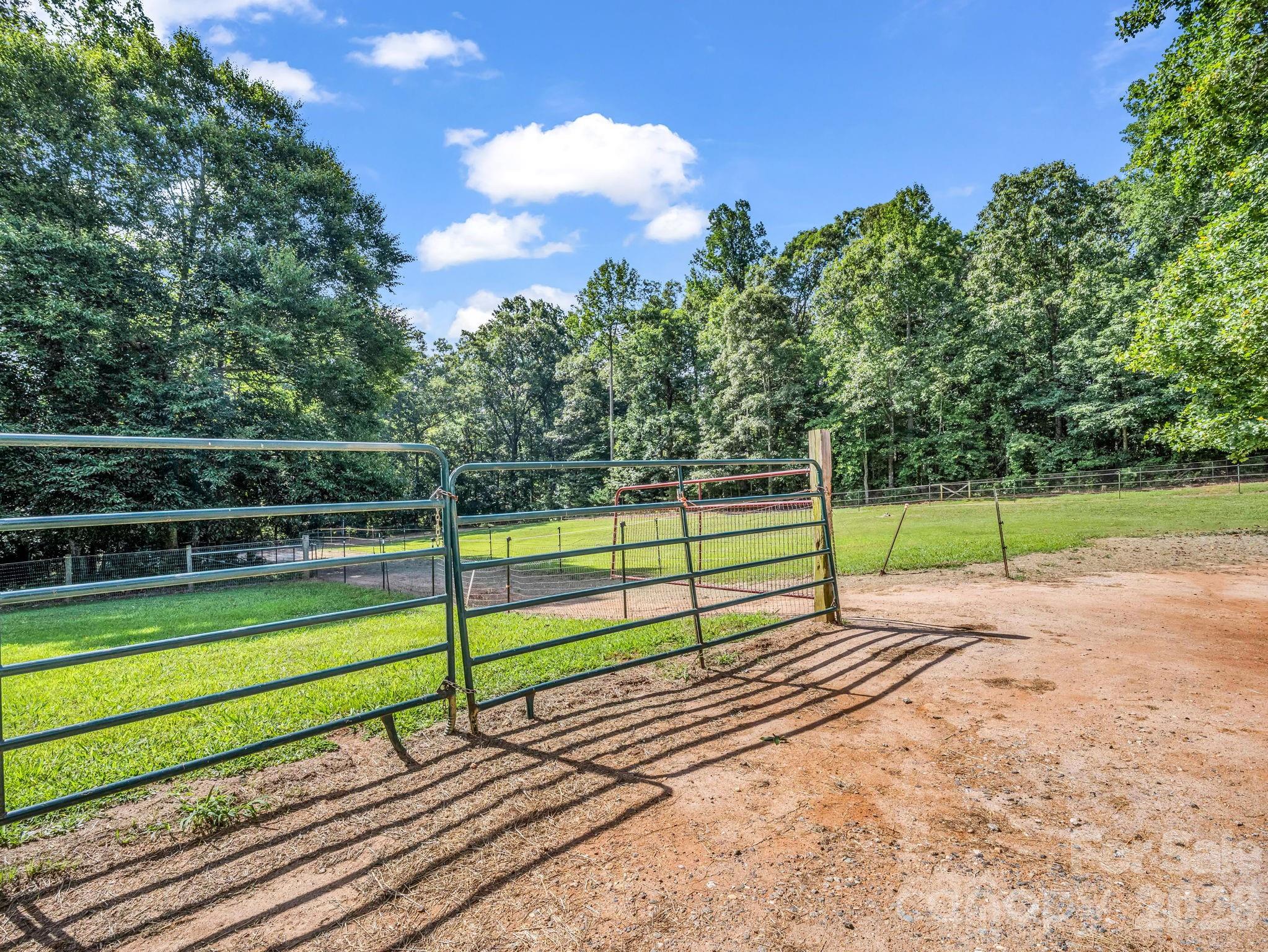 271 Collinsville Road — Columbus