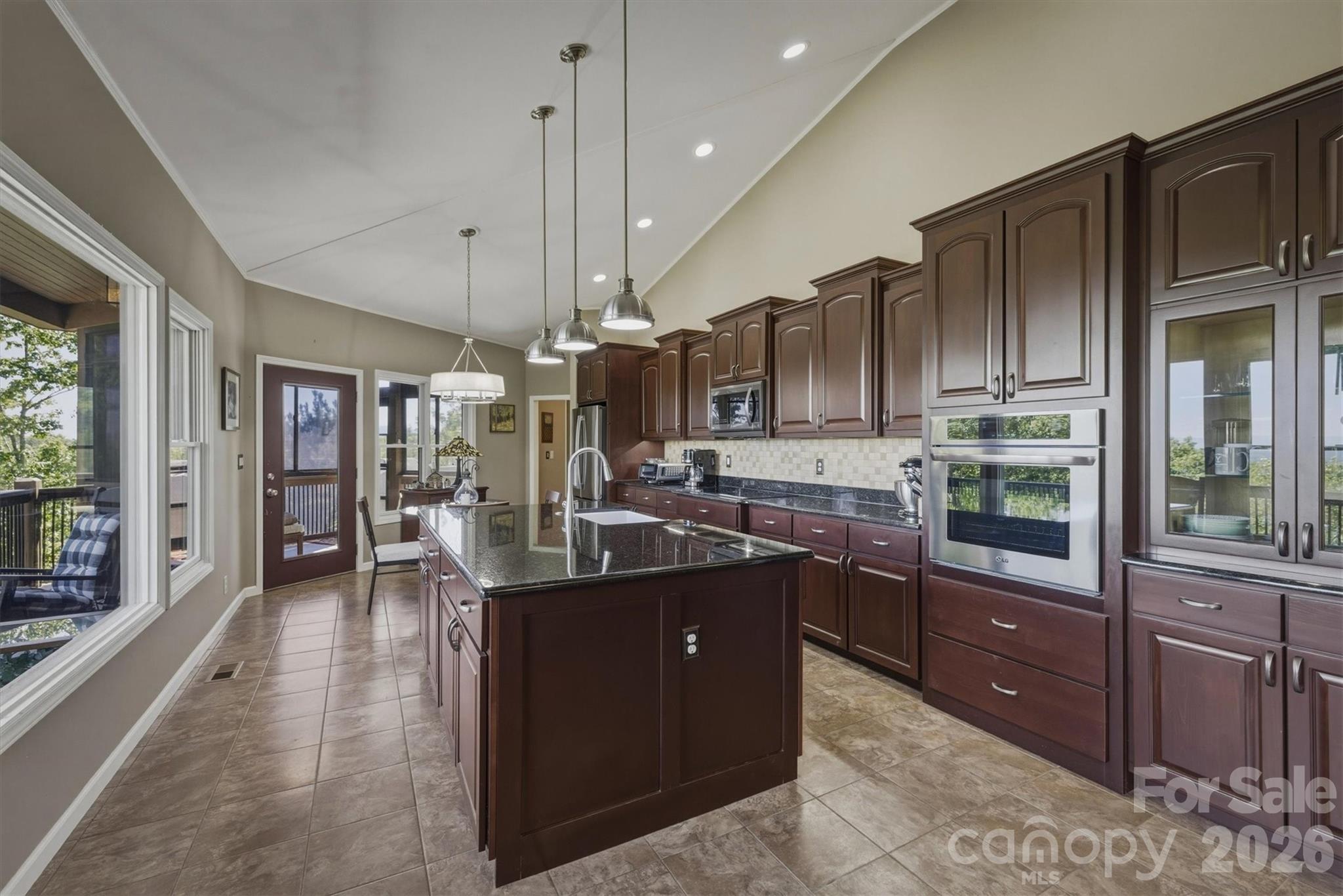315 Lakeview Trail — Nebo
