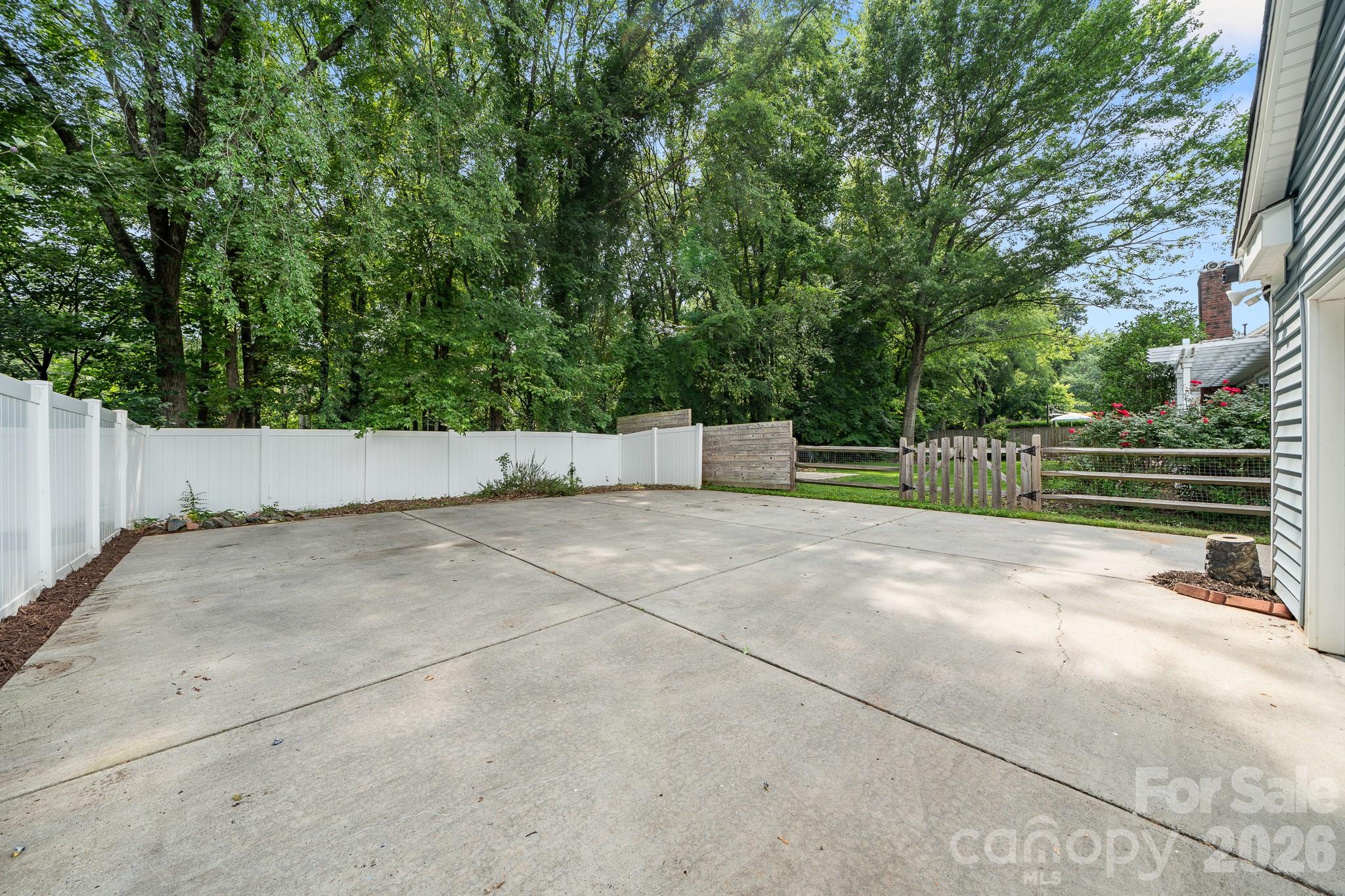 5200 Cressingham Court — Charlotte