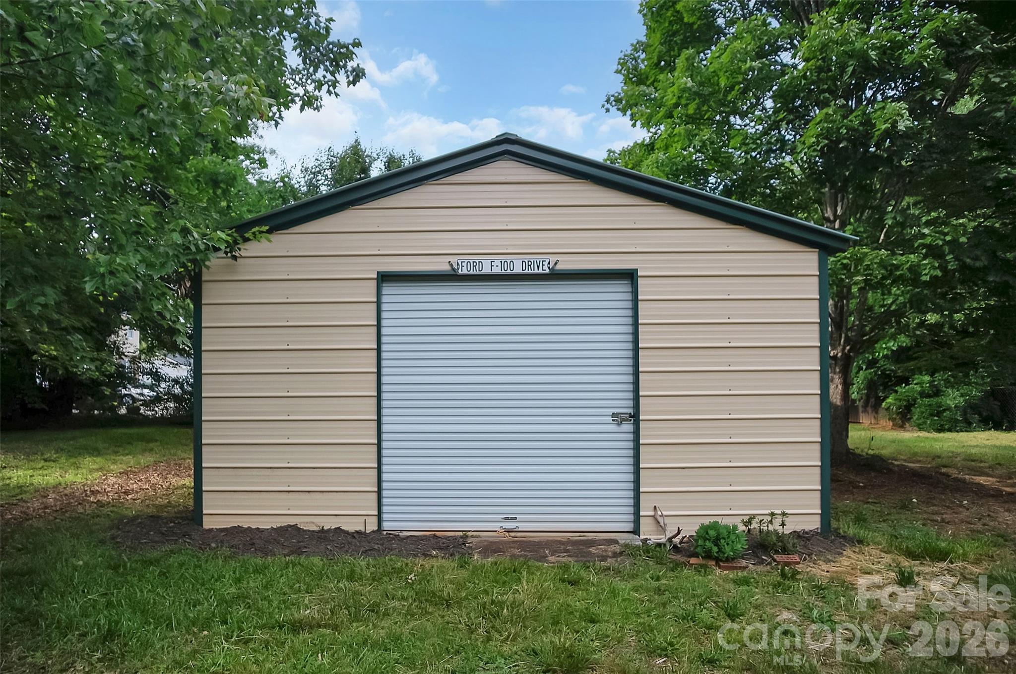 327 Arlington Street — Forest City