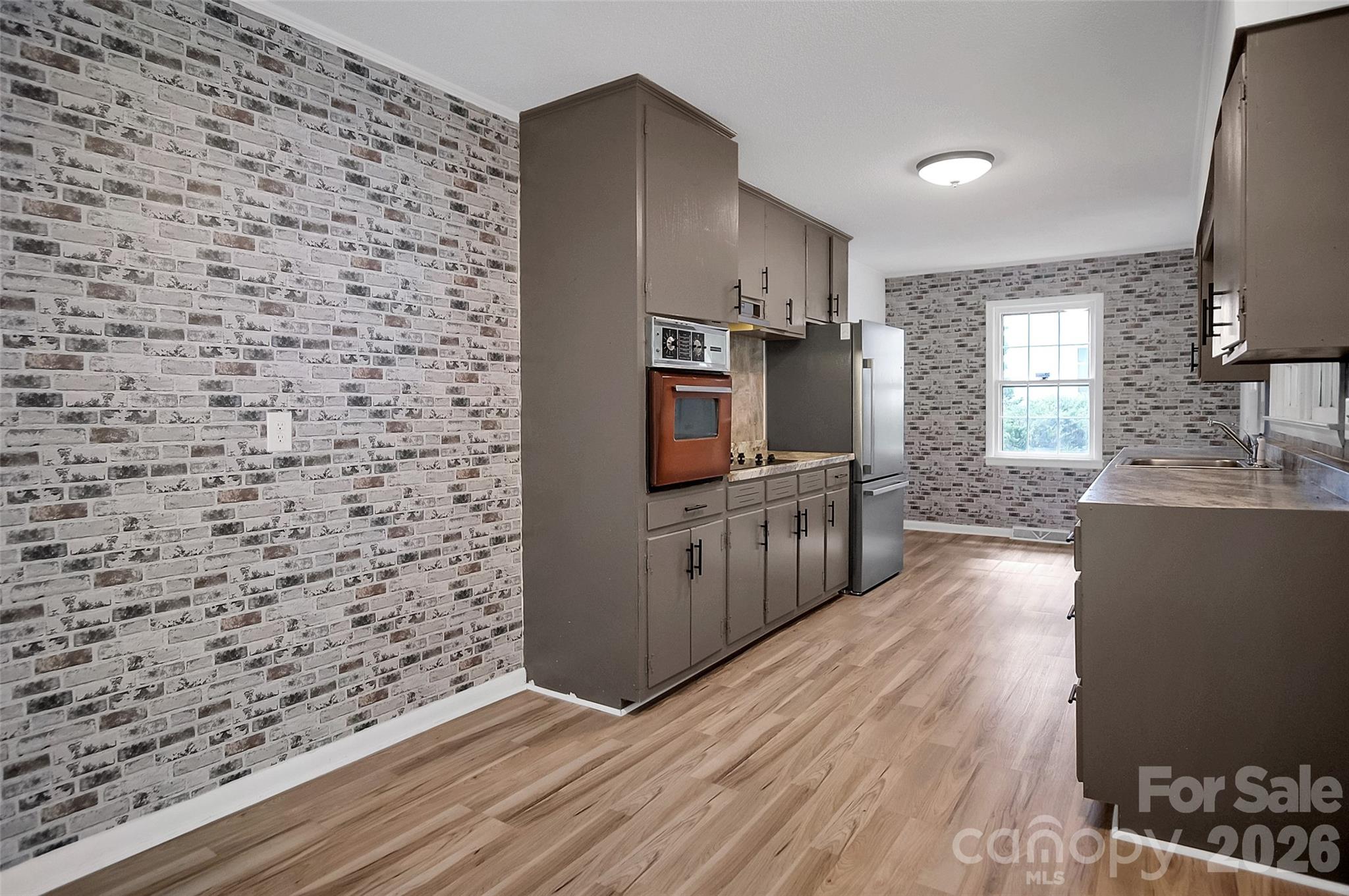 327 Arlington Street — Forest City