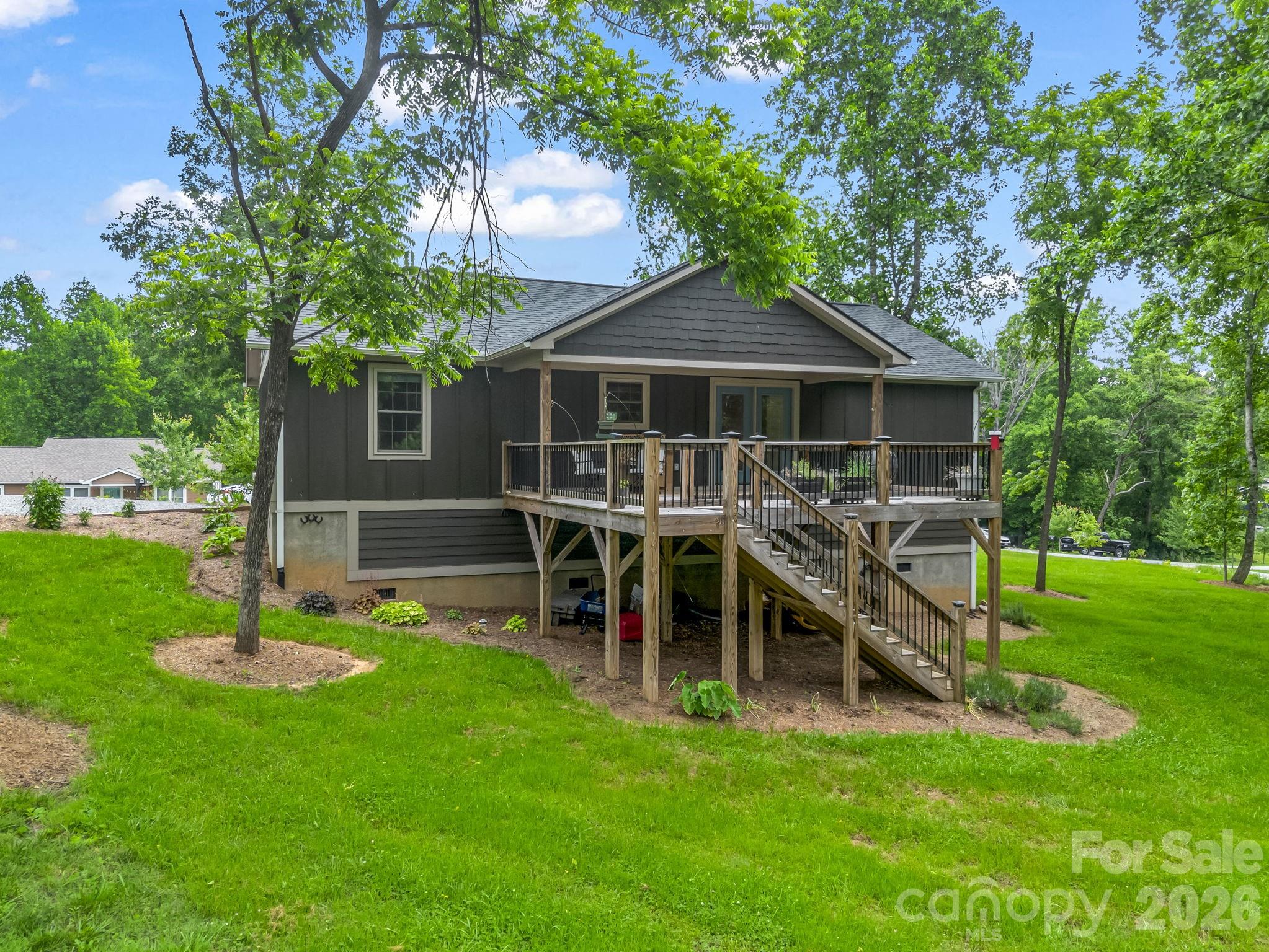 100 Walt Drive — Hendersonville