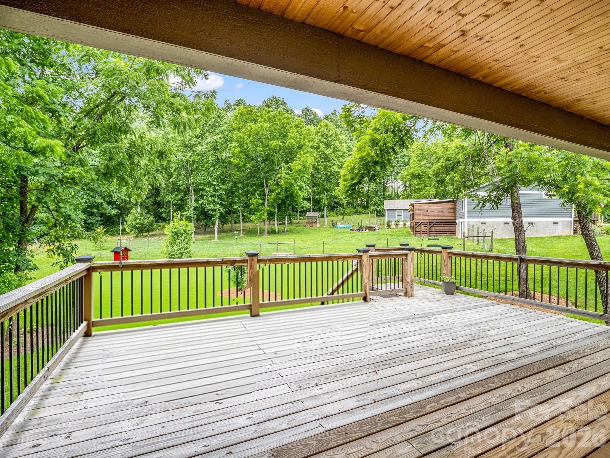 100 Walt Drive — Hendersonville