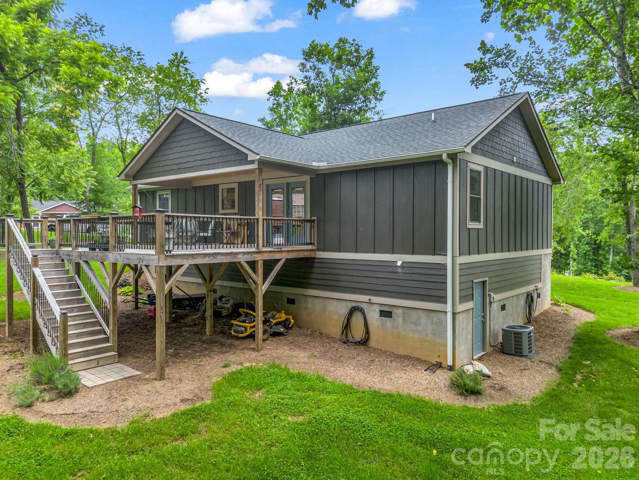100 Walt Drive — Hendersonville