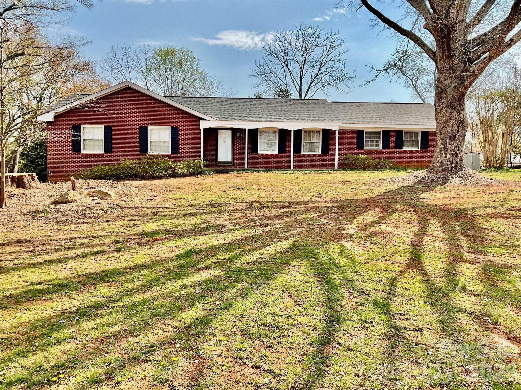 5521 Suttlemyre Lane — Hickory