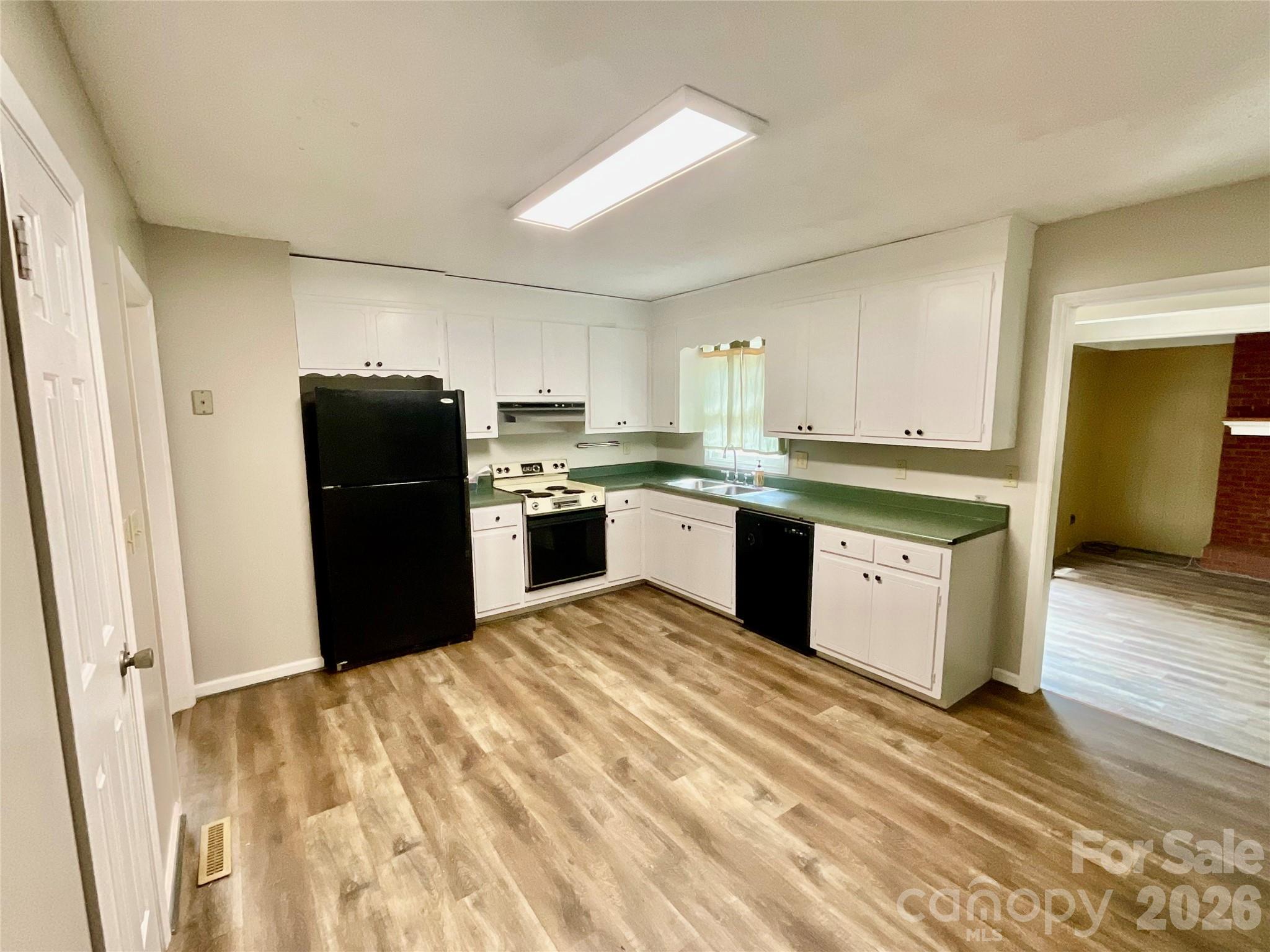 5521 Suttlemyre Lane — Hickory