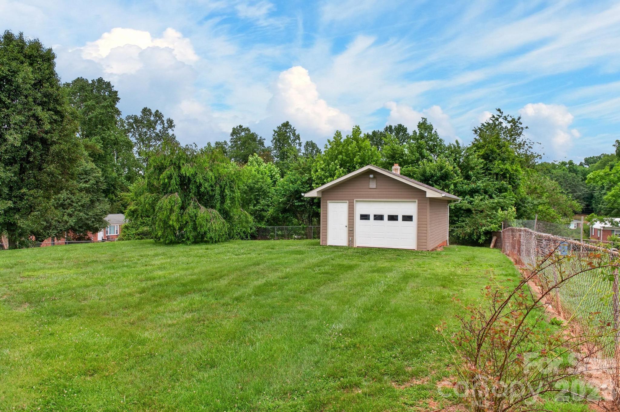 2411 Allendale Circle — Lenoir