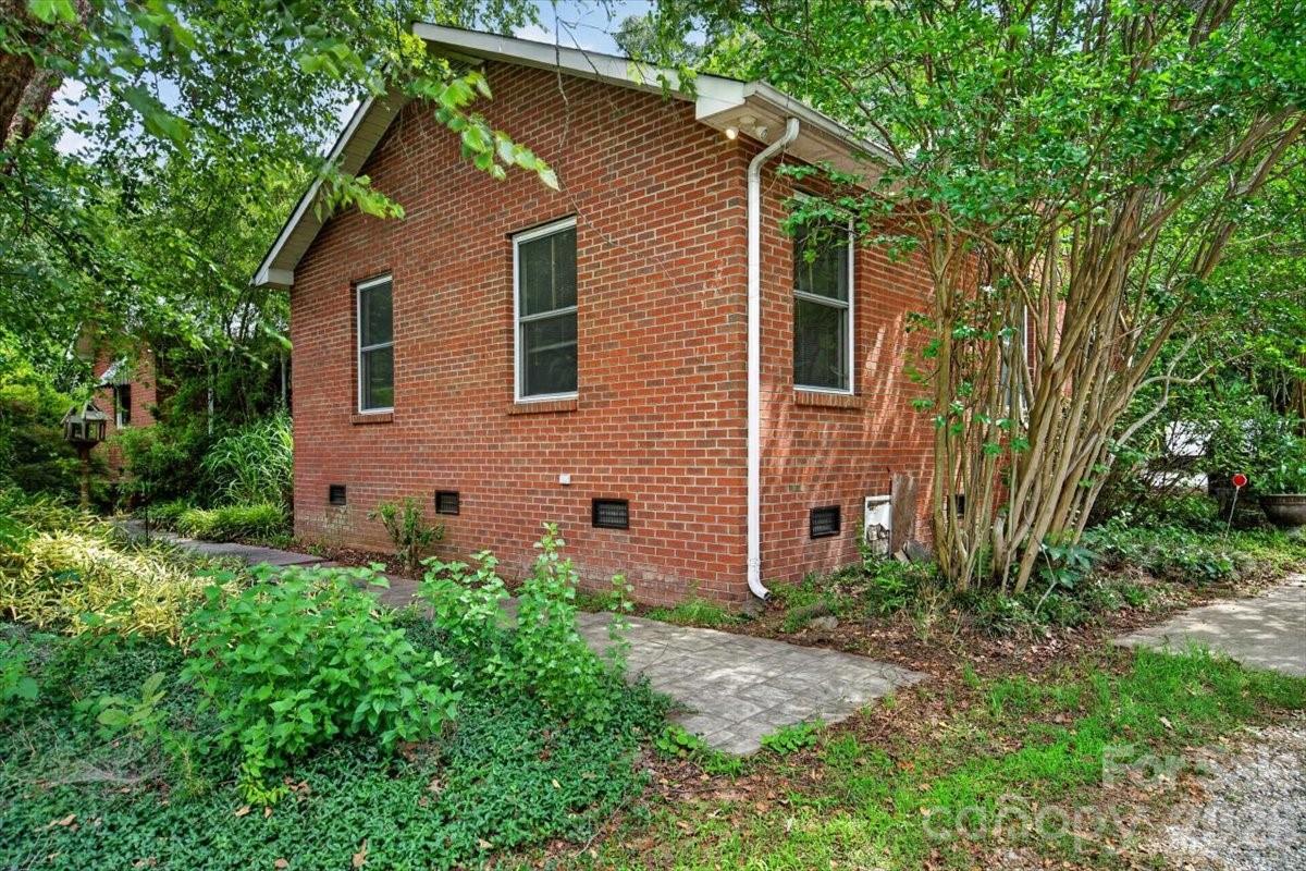 929 Shearers Road — Mooresville