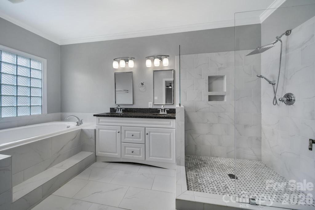 120 Royal Pointe Way — Mooresville