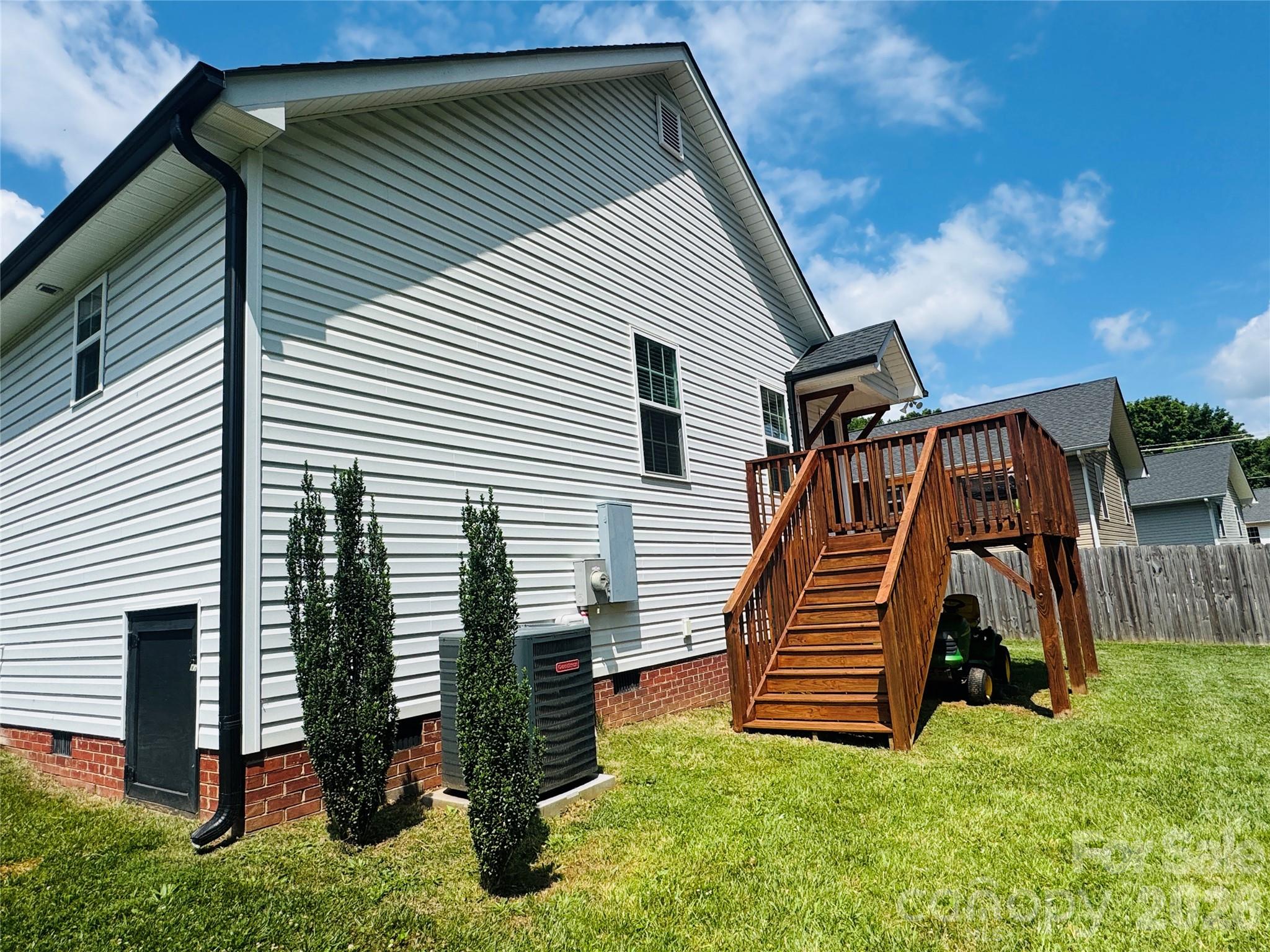 525 Ridge Avenue — China Grove