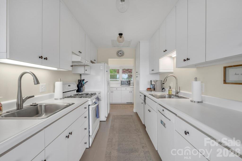 784 Alpine Drive — Seven Devils