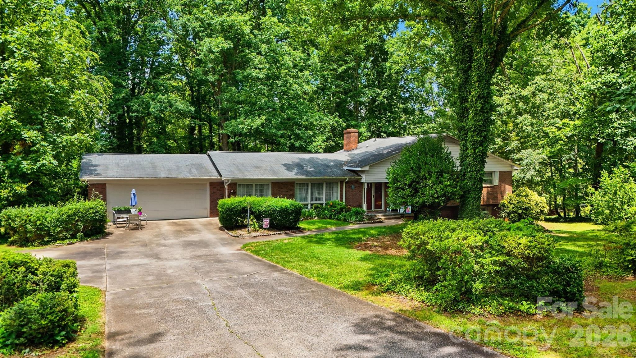 200 Westwood Drive — Morganton