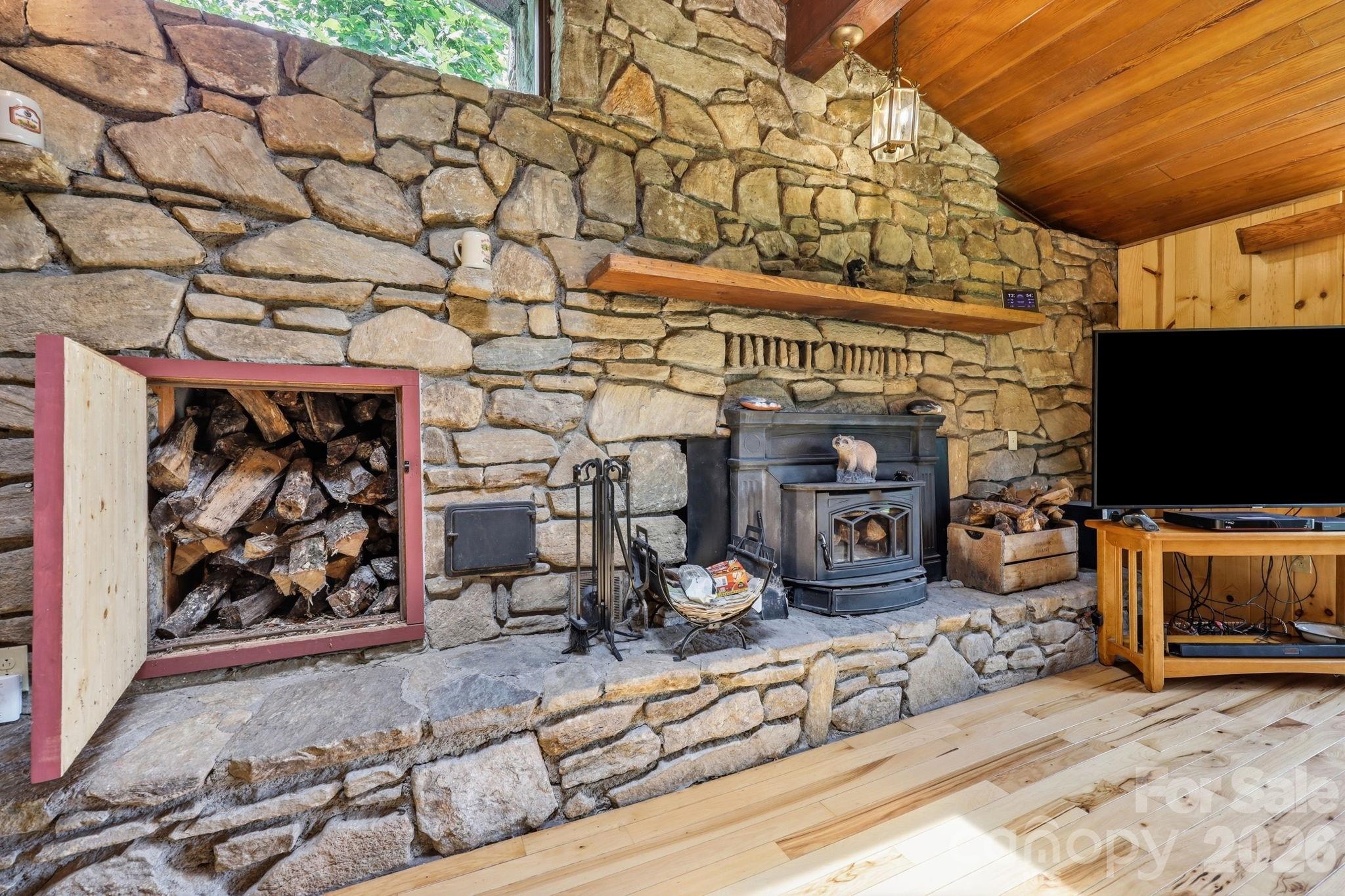 570 Rugged Top Road — Waynesville