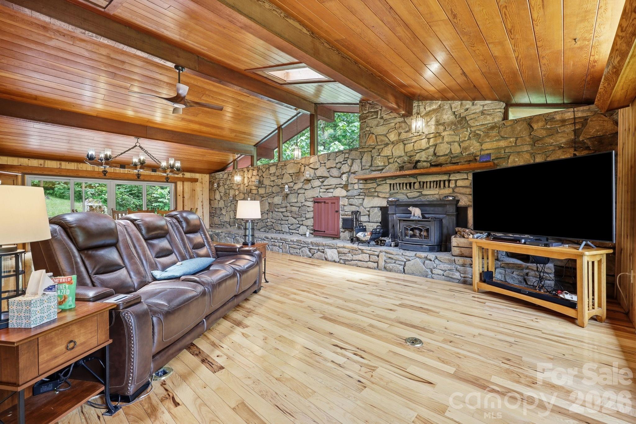 570 Rugged Top Road — Waynesville