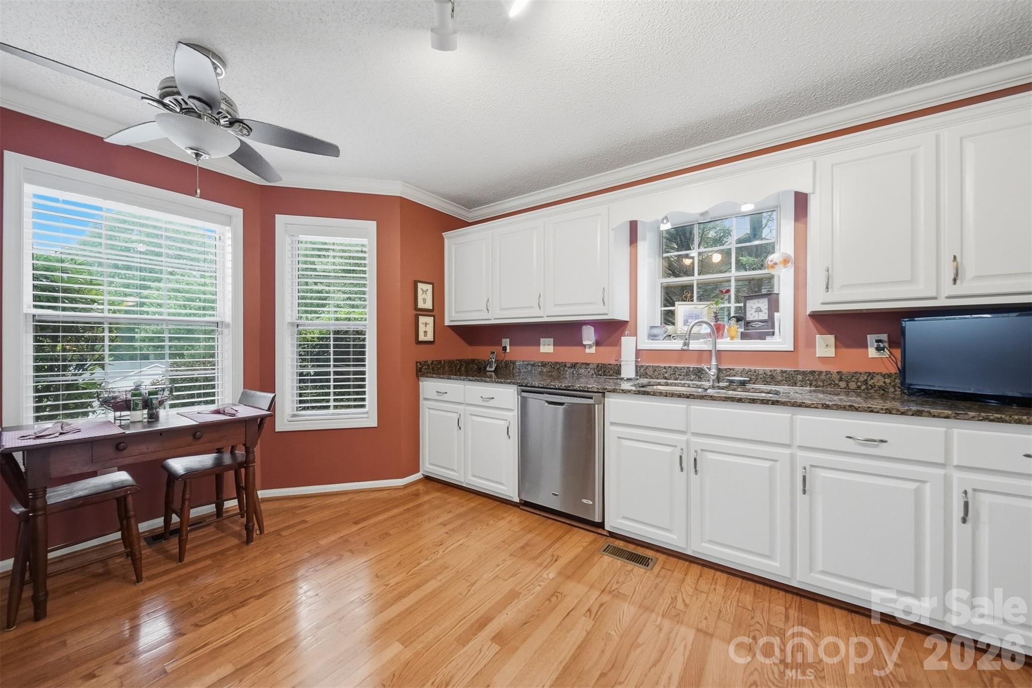 5666 Gold Creek Bay Drive — Hickory
