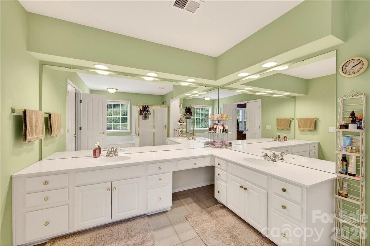 10604 Knight Castle Drive #60 — Charlotte