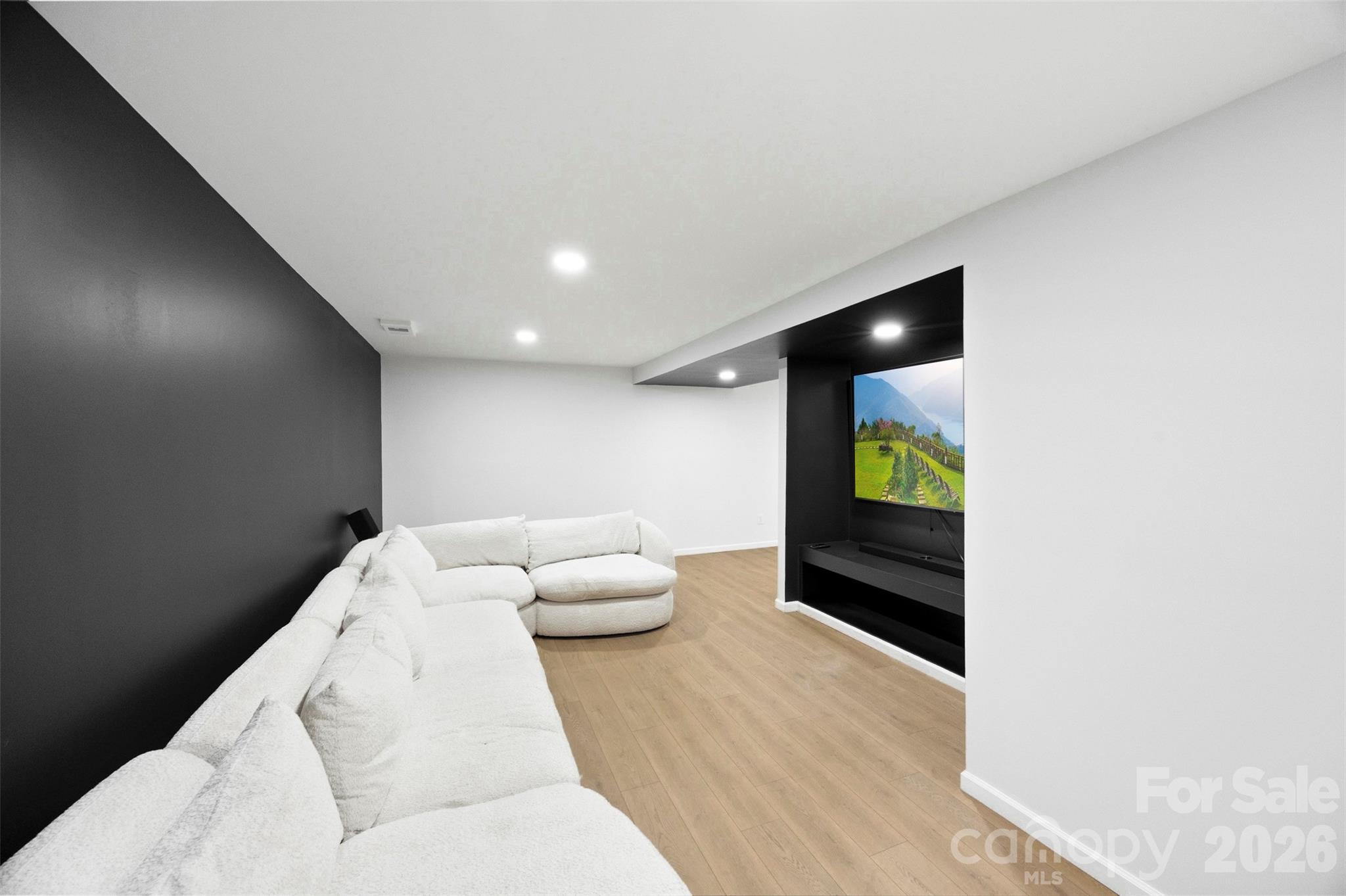 1047 White Plains Road — Charlotte