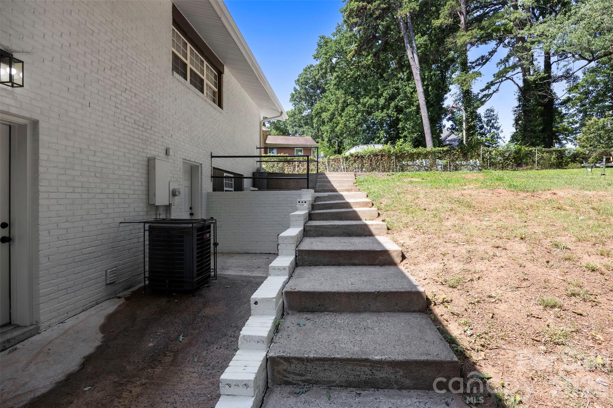 1047 White Plains Road — Charlotte
