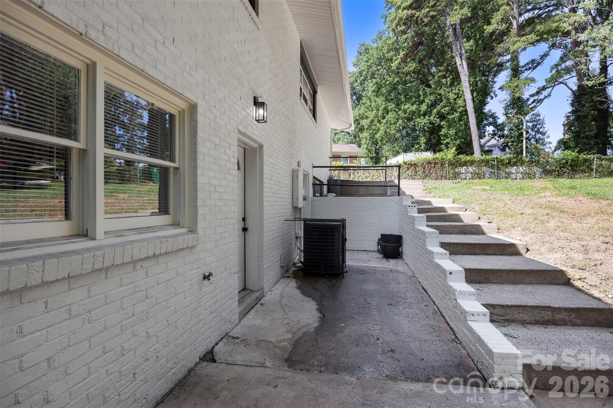 1047 White Plains Road — Charlotte