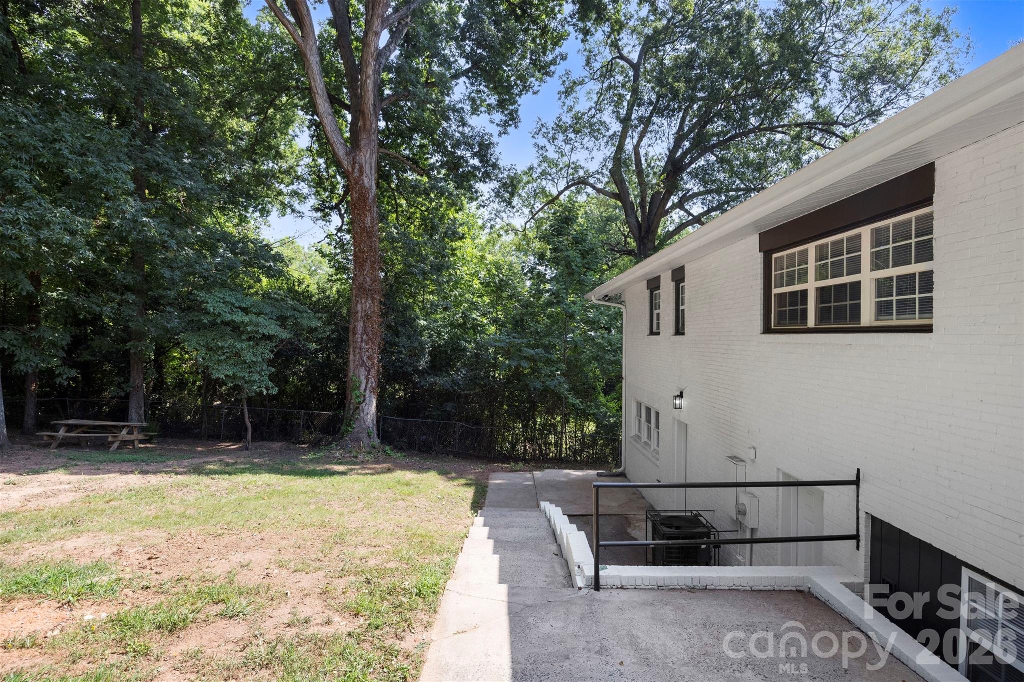 1047 White Plains Road — Charlotte