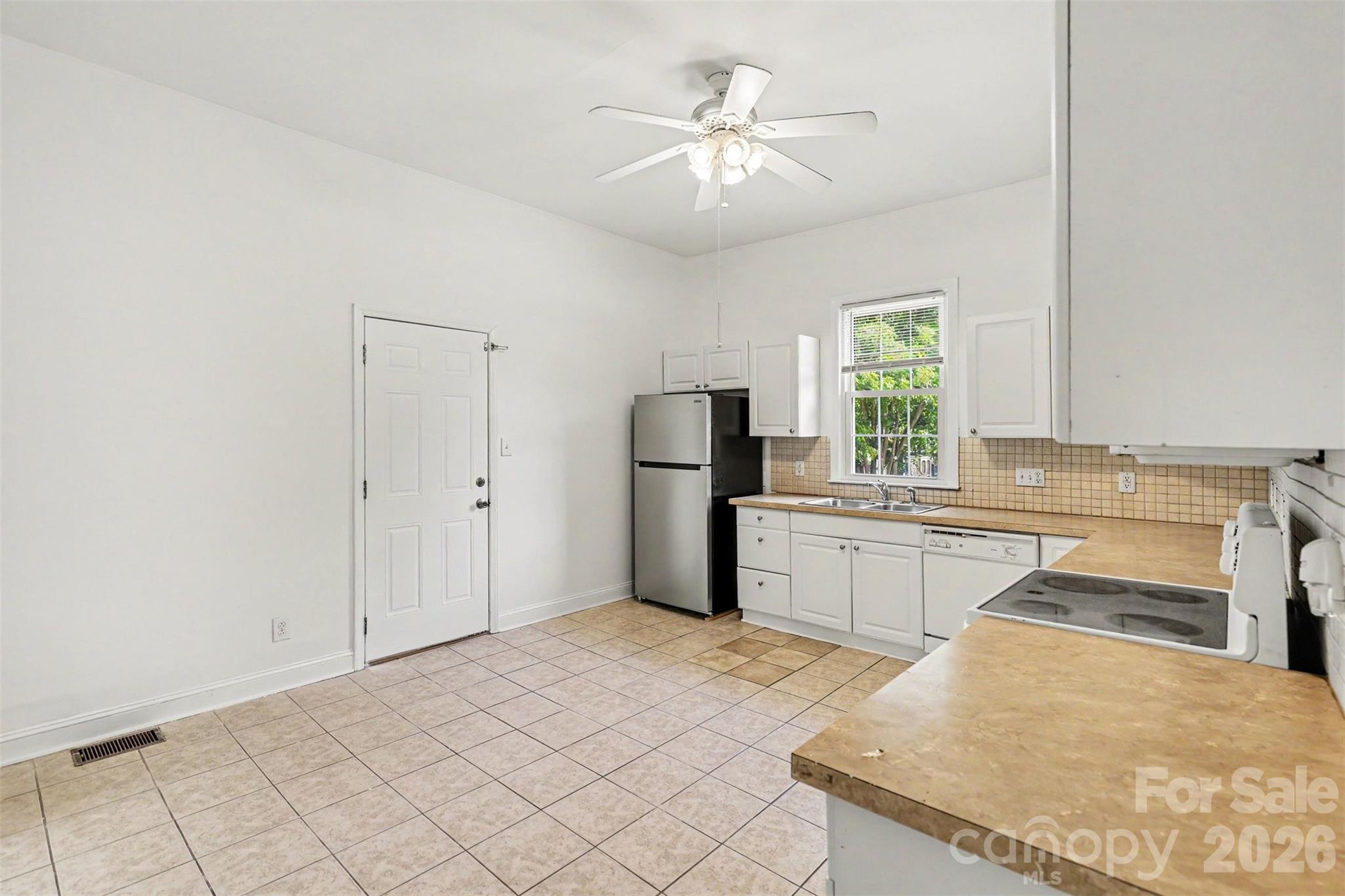 900 Cone Avenue — Pineville