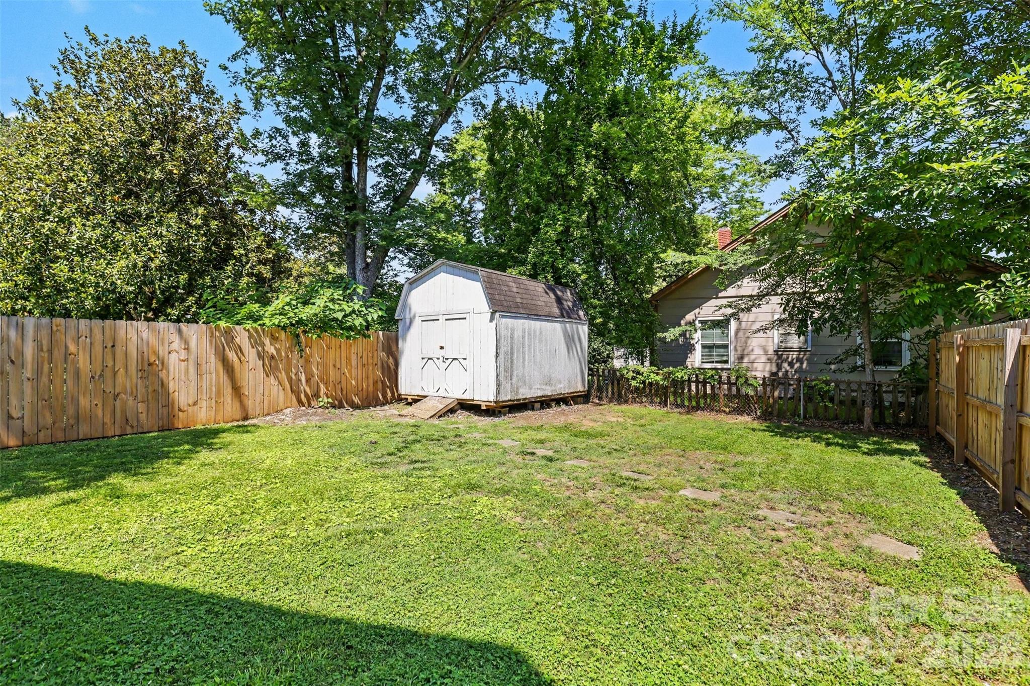 900 Cone Avenue — Pineville