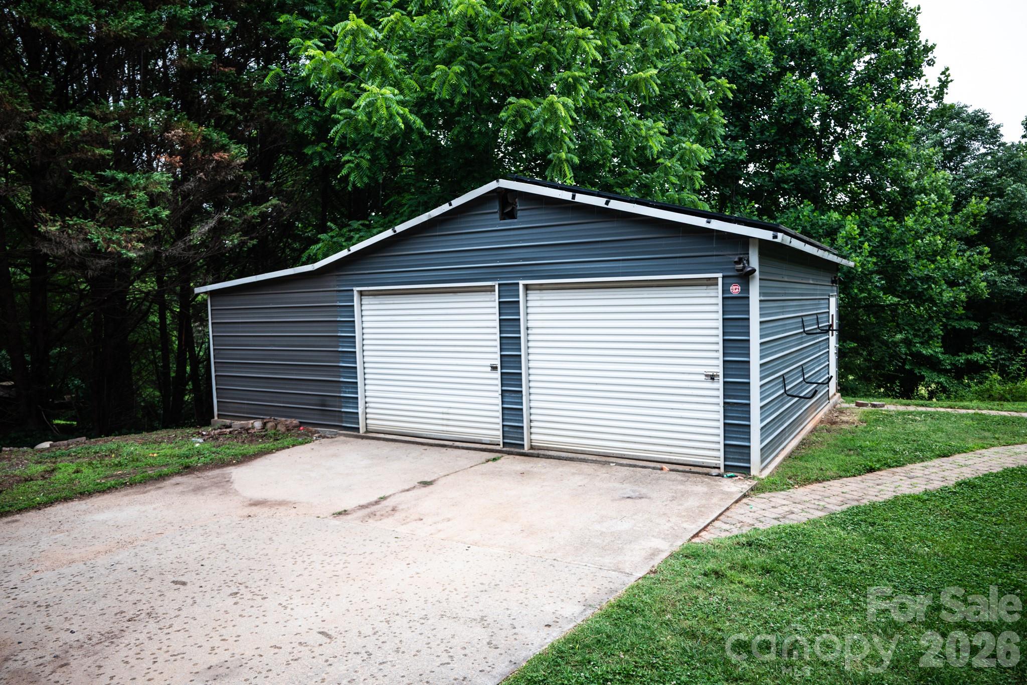 3122 Zion Church Road — Hickory