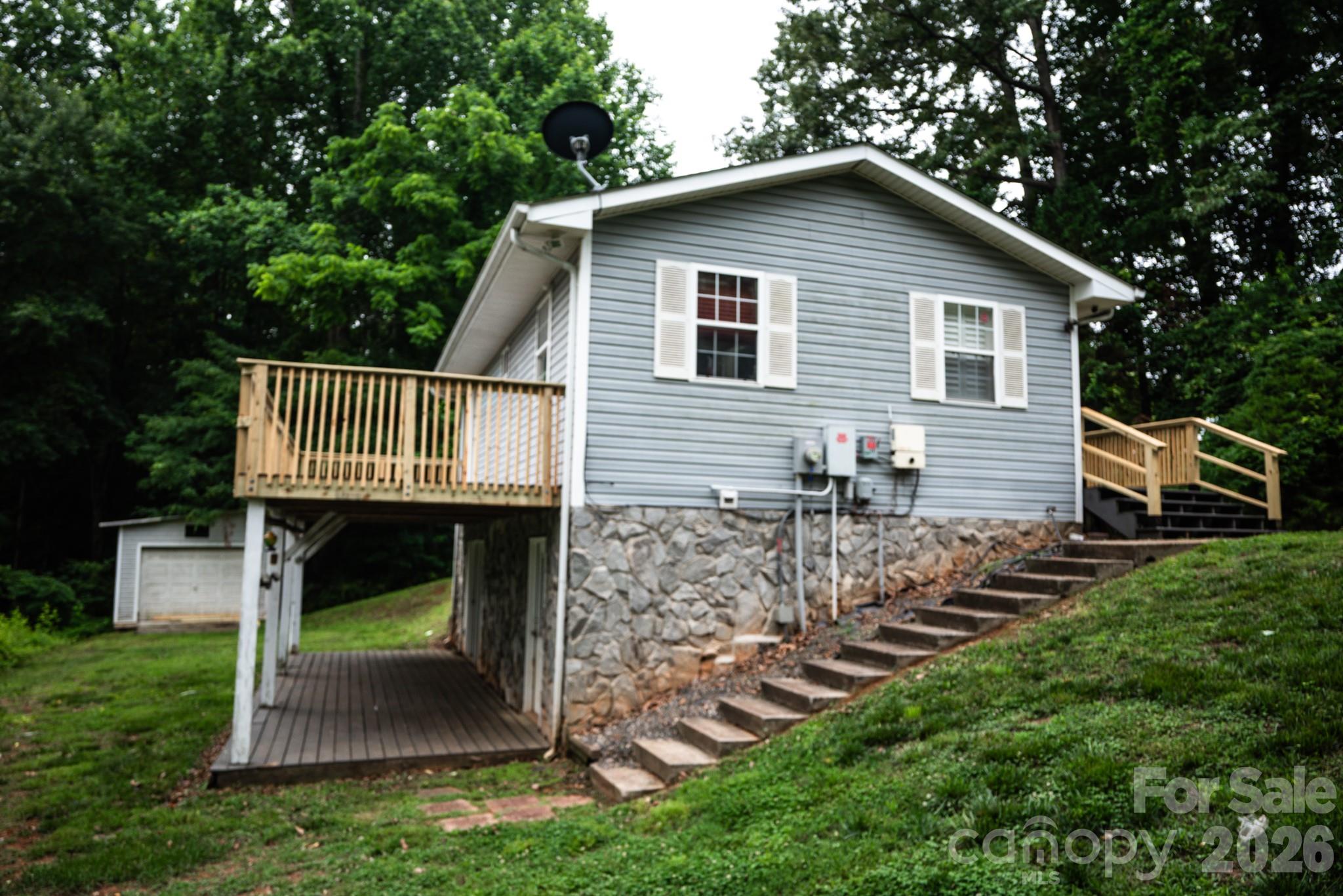 3122 Zion Church Road — Hickory