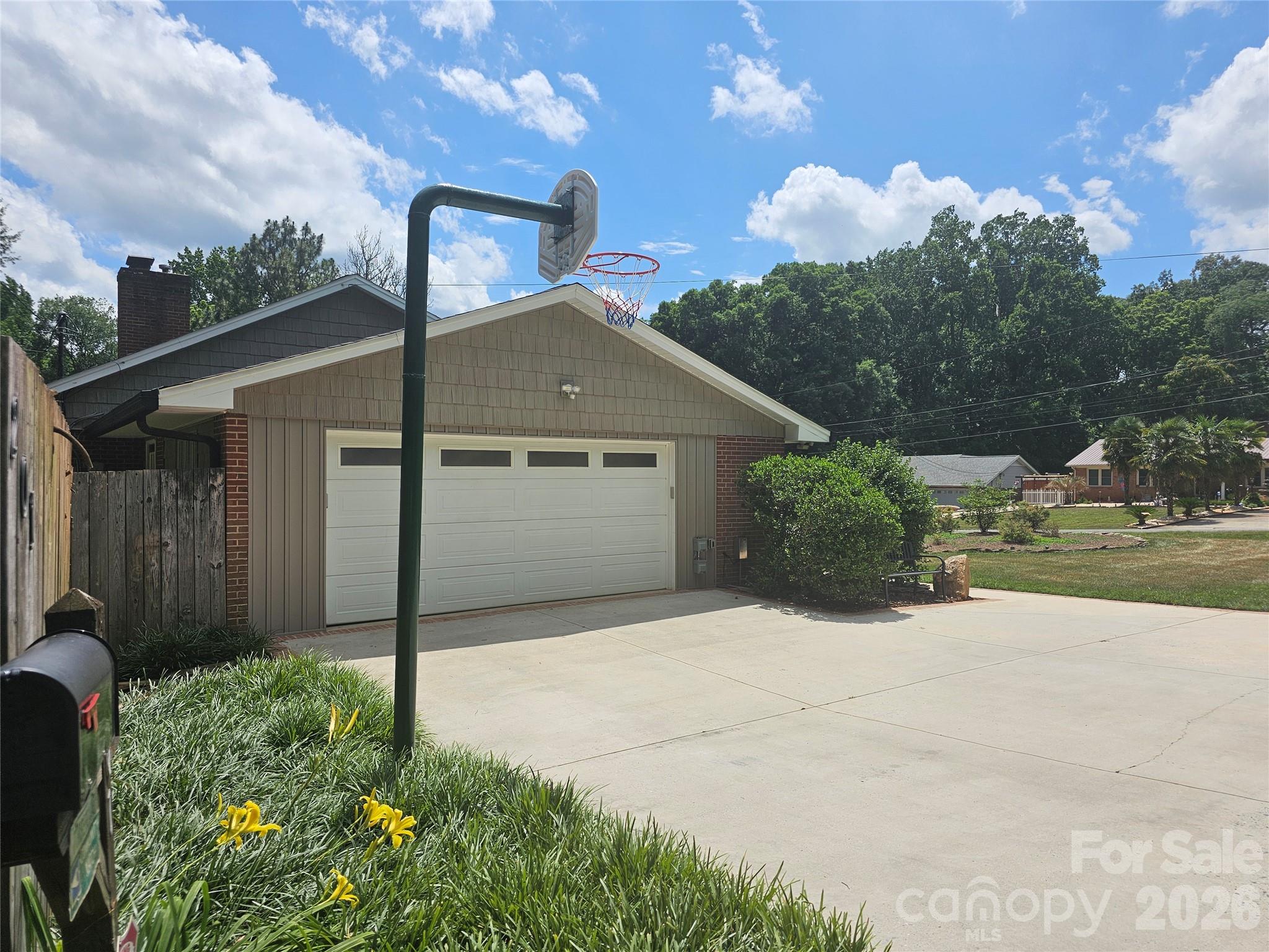 201 Country Club Circle — Shelby