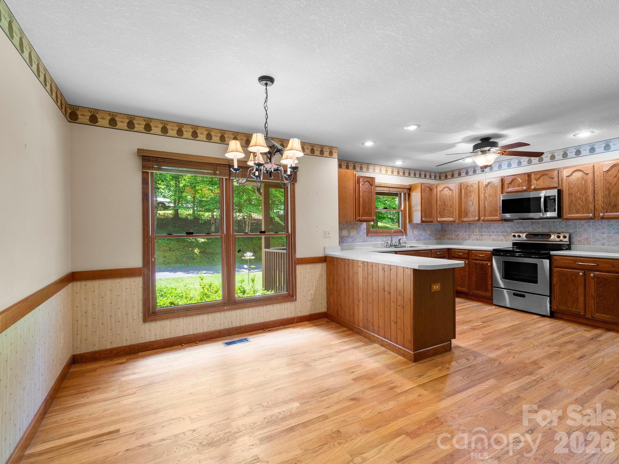 11 Robin Lane — Weaverville