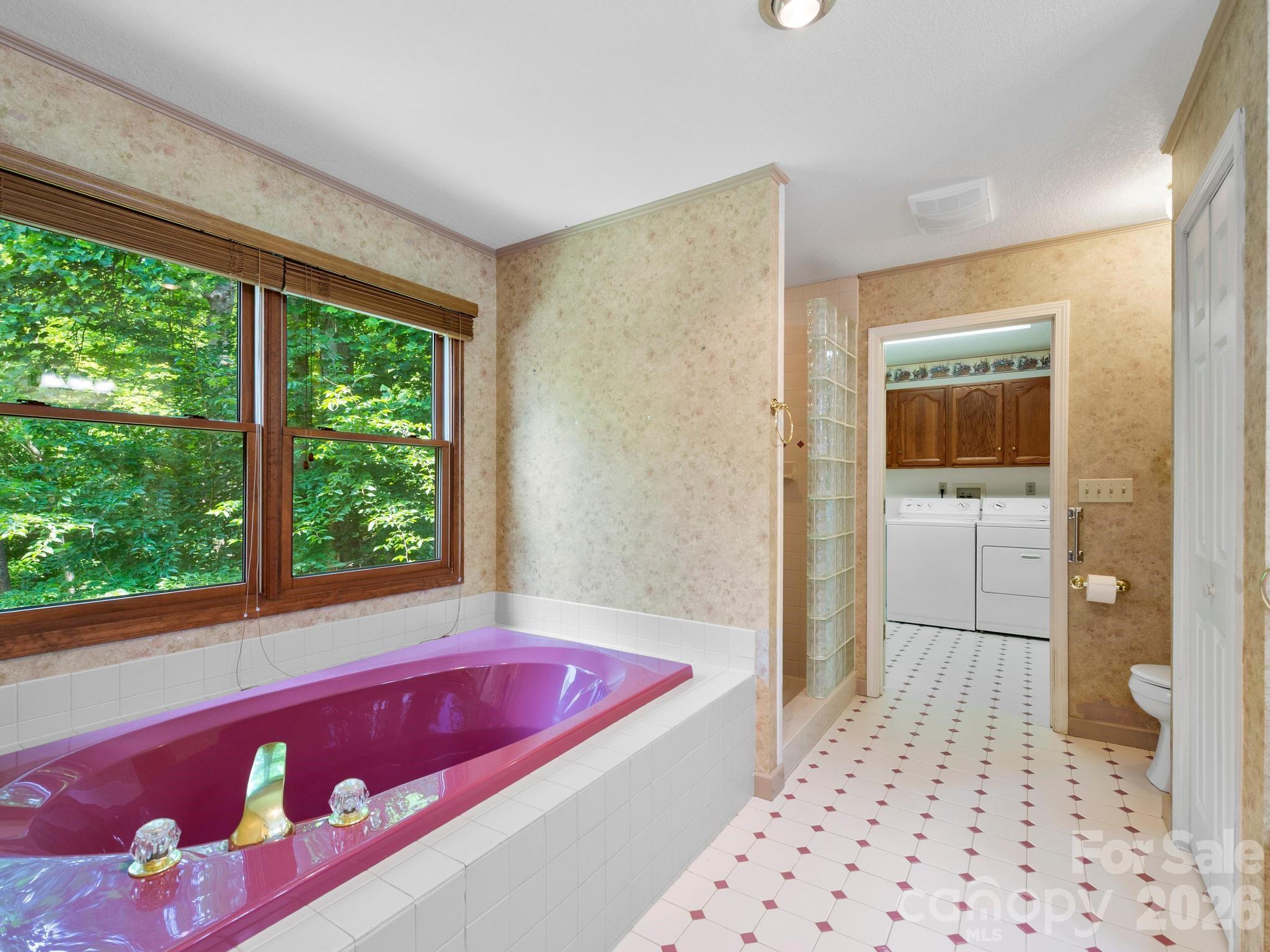 11 Robin Lane — Weaverville