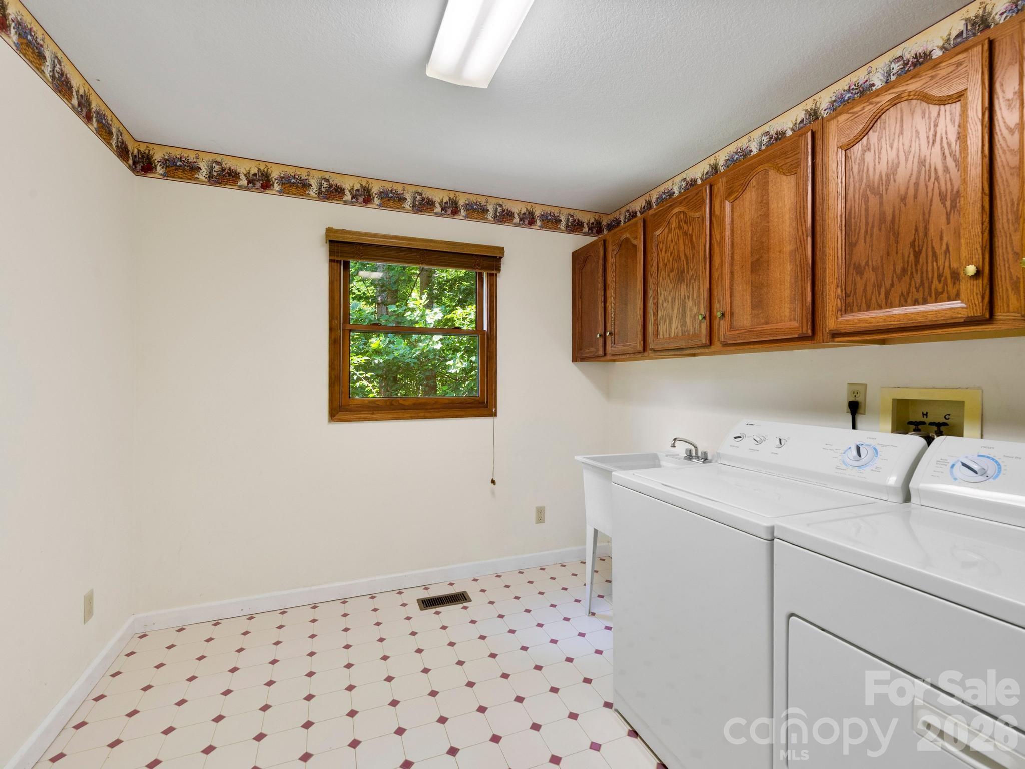 11 Robin Lane — Weaverville