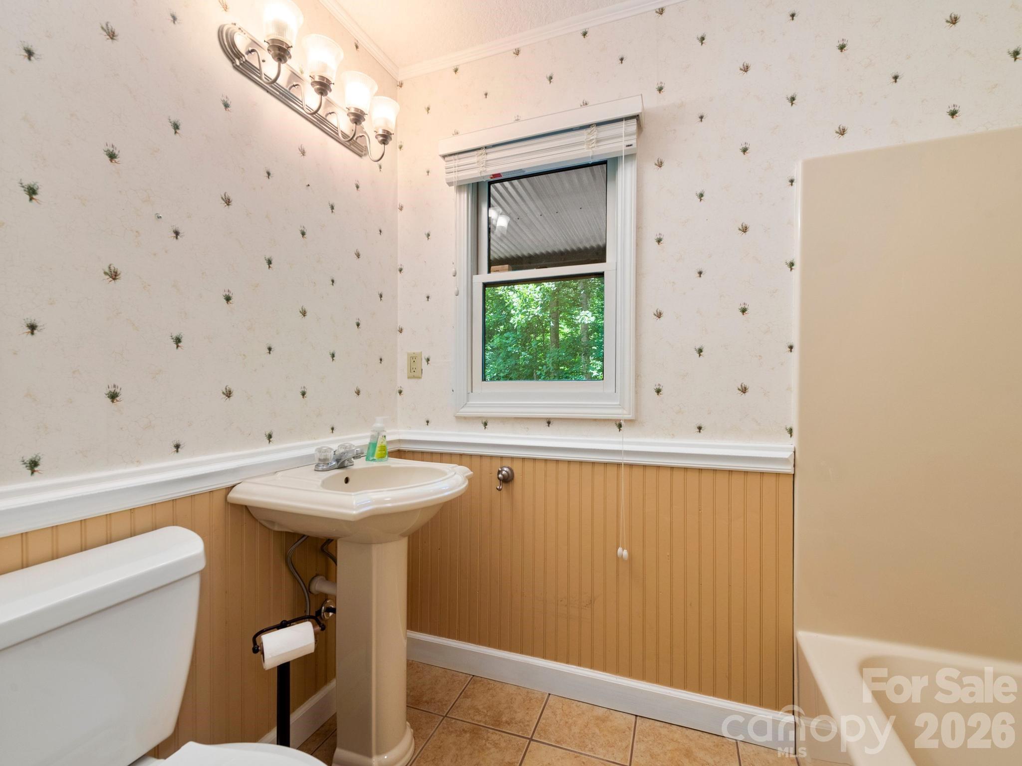 11 Robin Lane — Weaverville