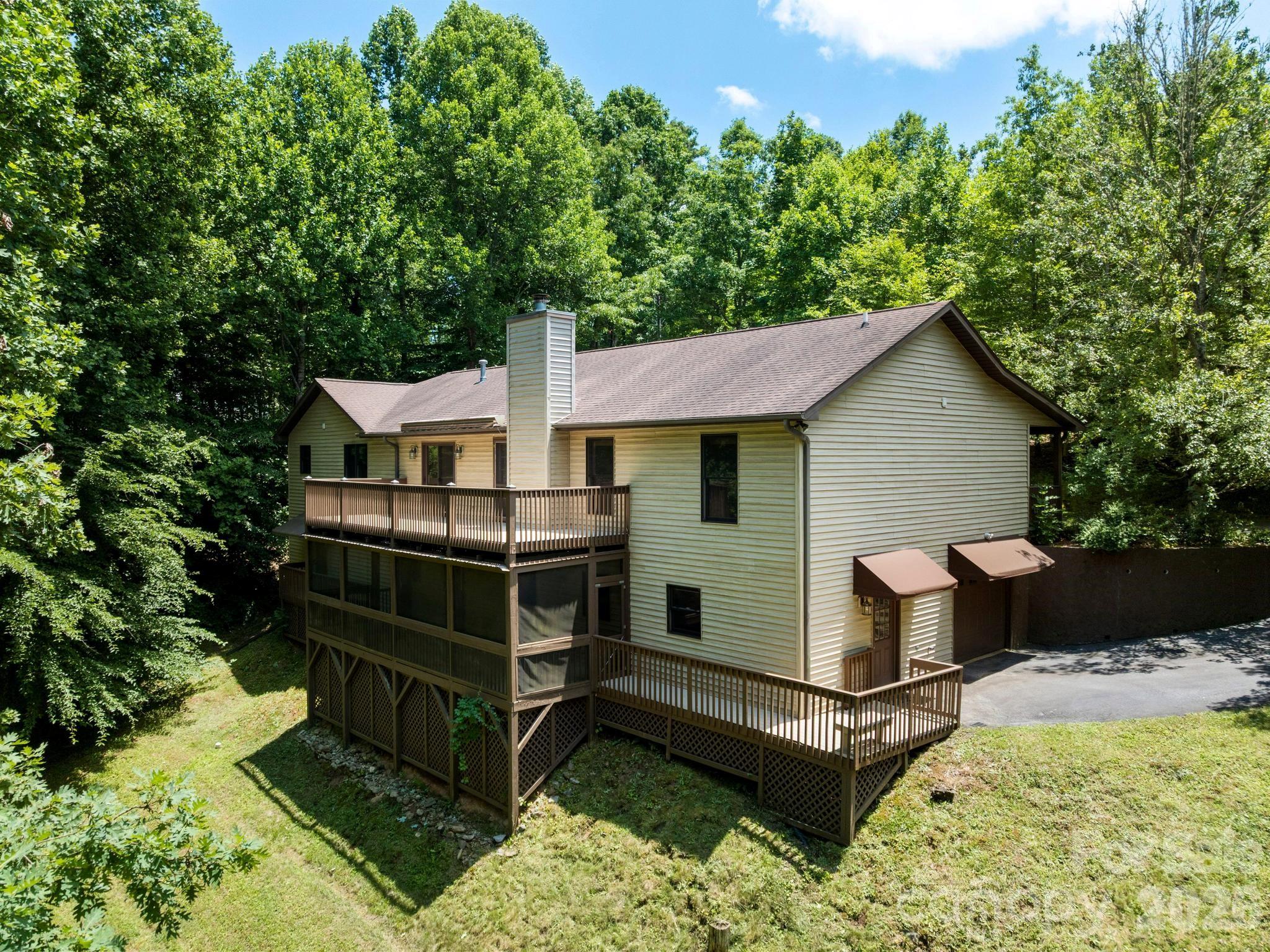 11 Robin Lane — Weaverville