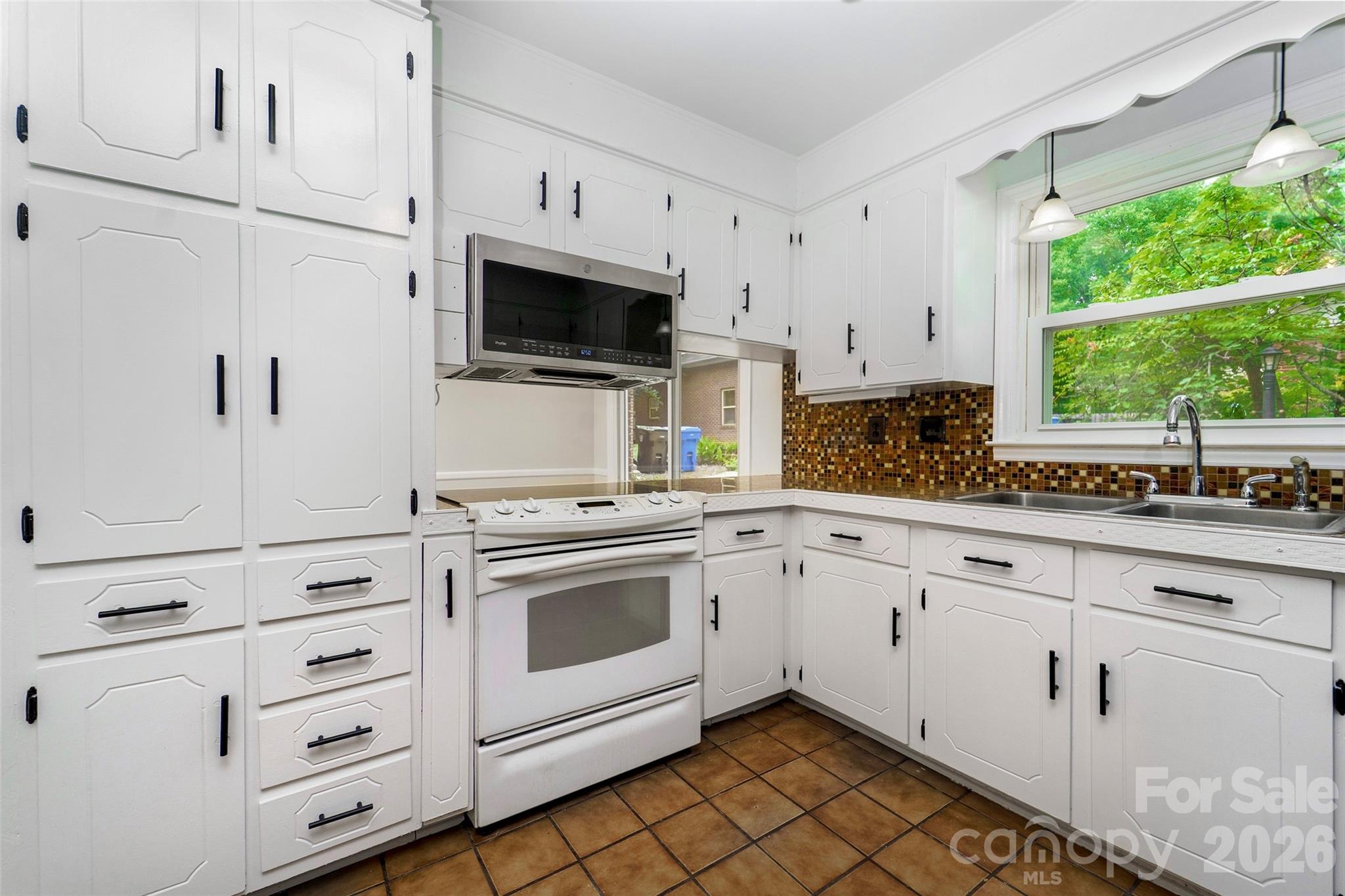 1025 S Magnolia Street — Mooresville
