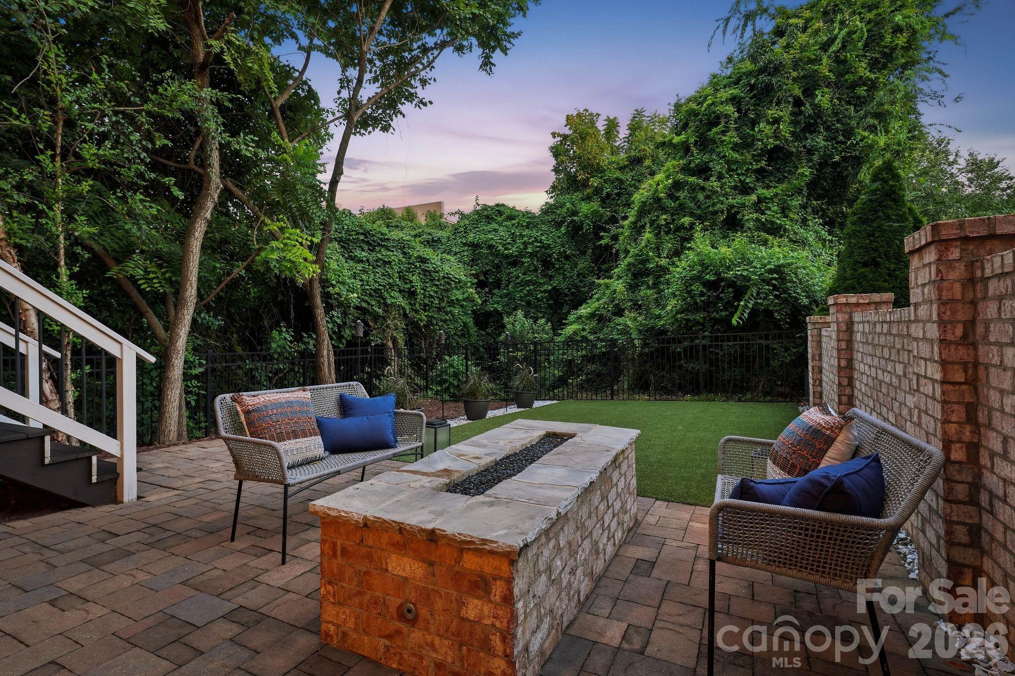818 Ideal Way — Charlotte