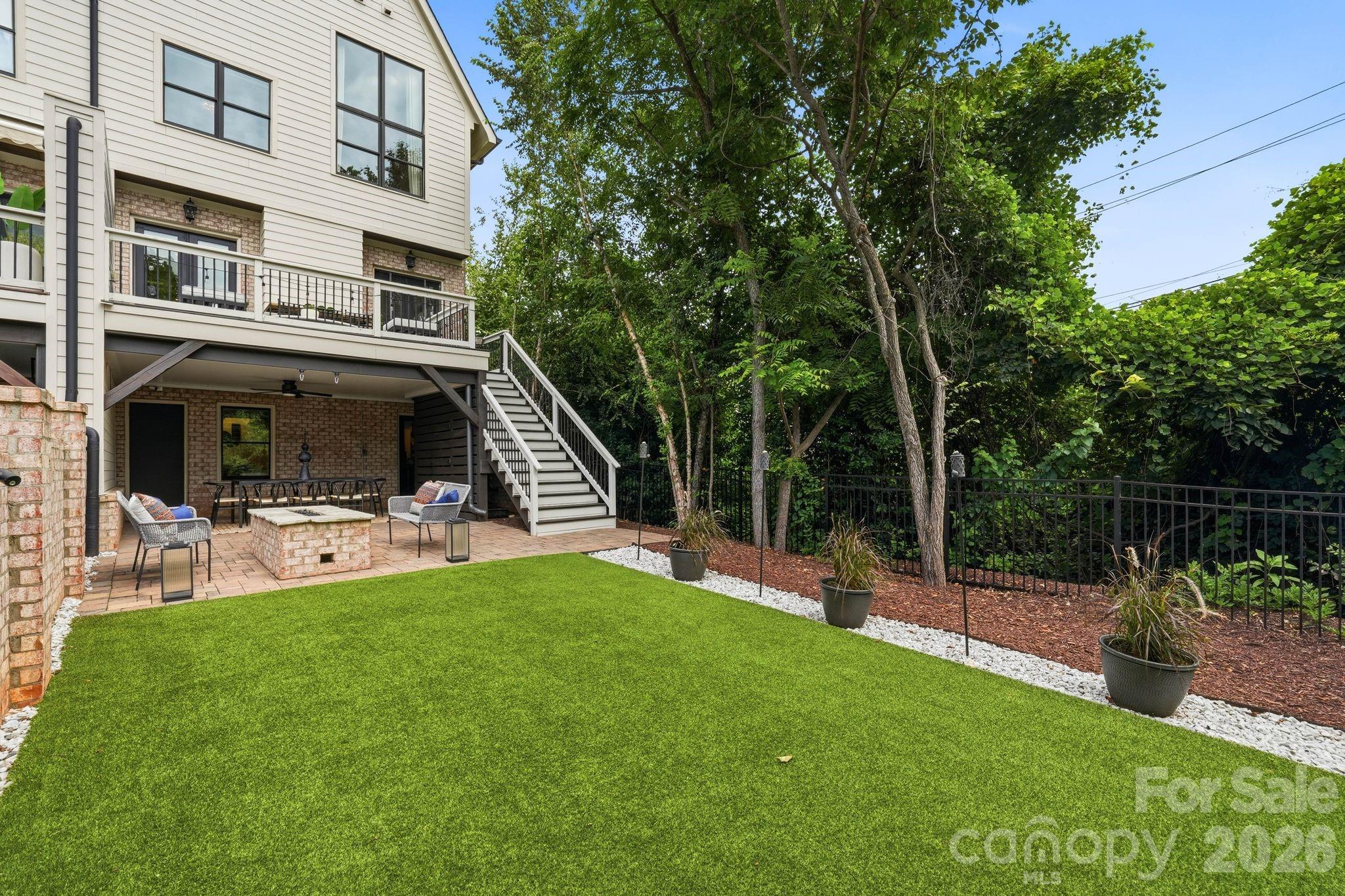 818 Ideal Way — Charlotte
