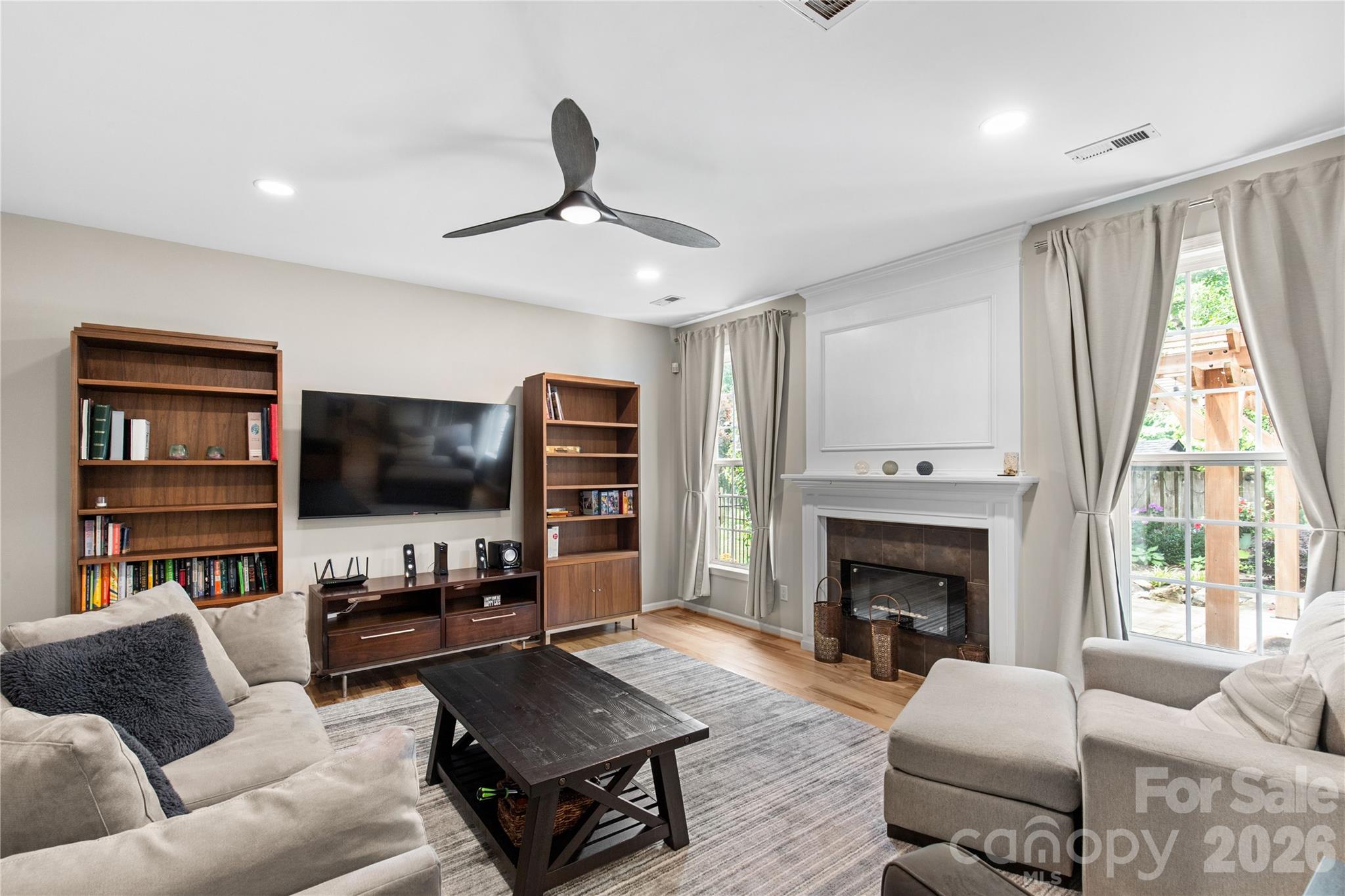 1126 W Arrow Lake Court — Lancaster