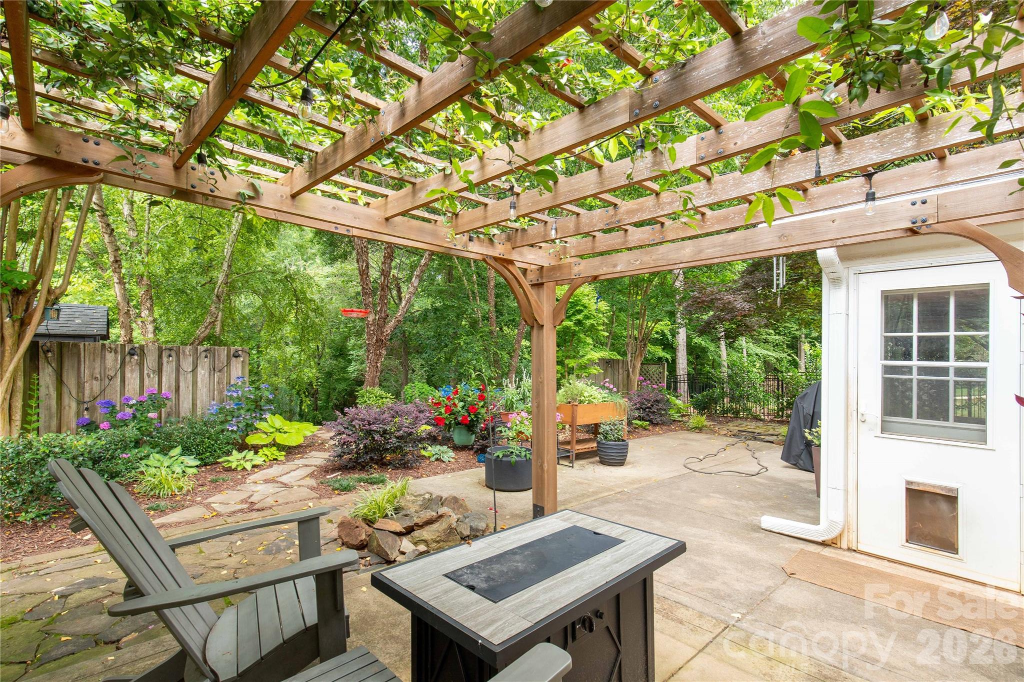 1126 W Arrow Lake Court — Lancaster