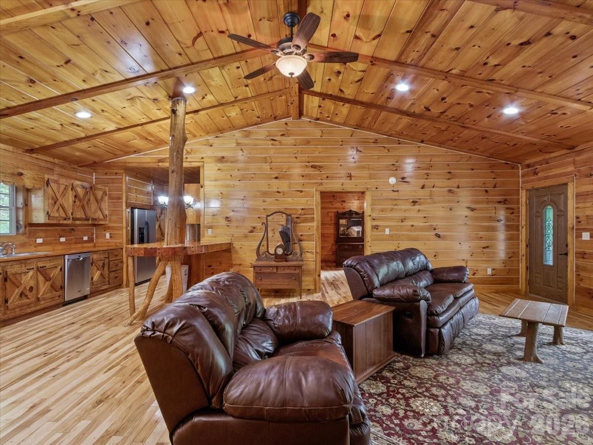 439 Upper Pig Pen Road — Green Mountain