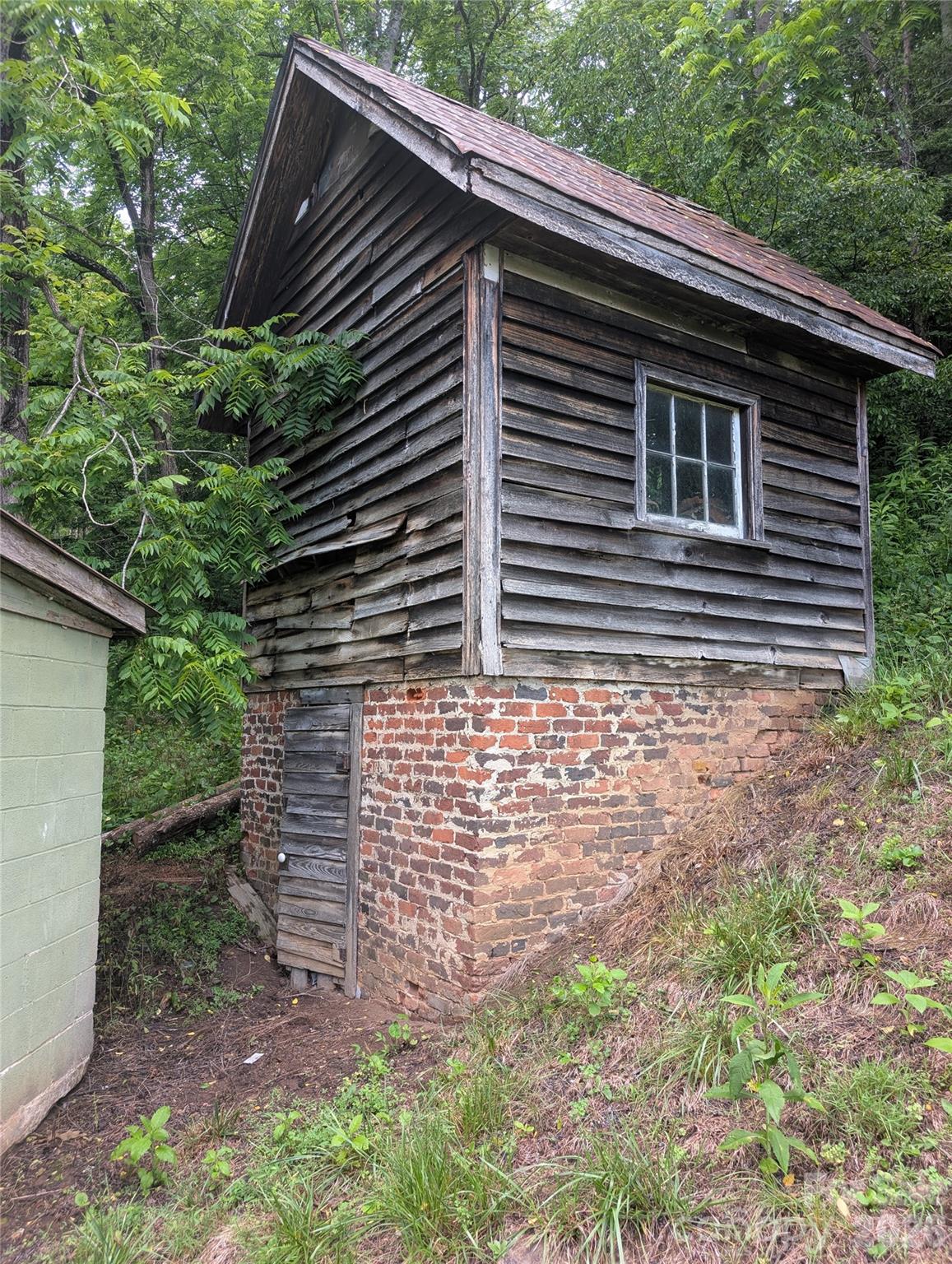1327 NC 80 Highway — Bakersville