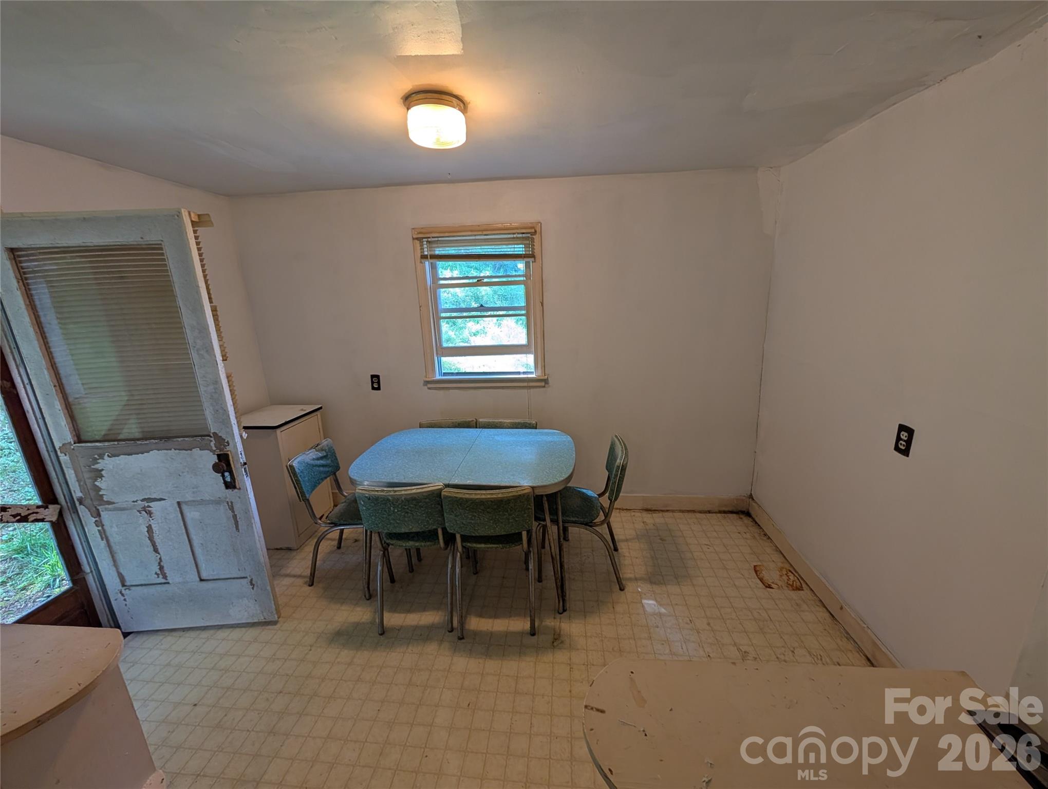 1327 NC 80 Highway — Bakersville