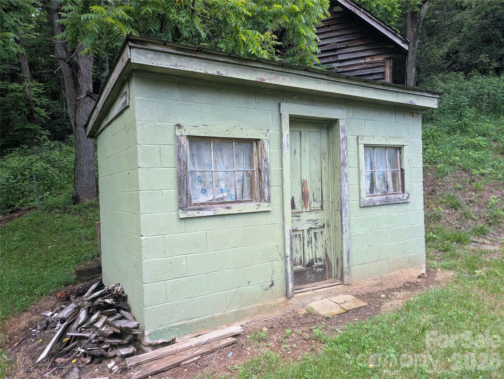 1327 NC 80 Highway — Bakersville