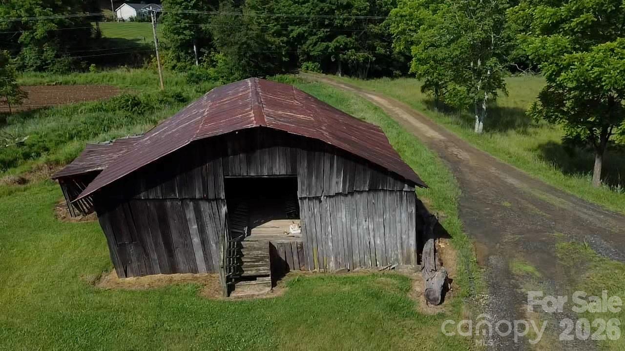 1327 NC 80 Highway — Bakersville