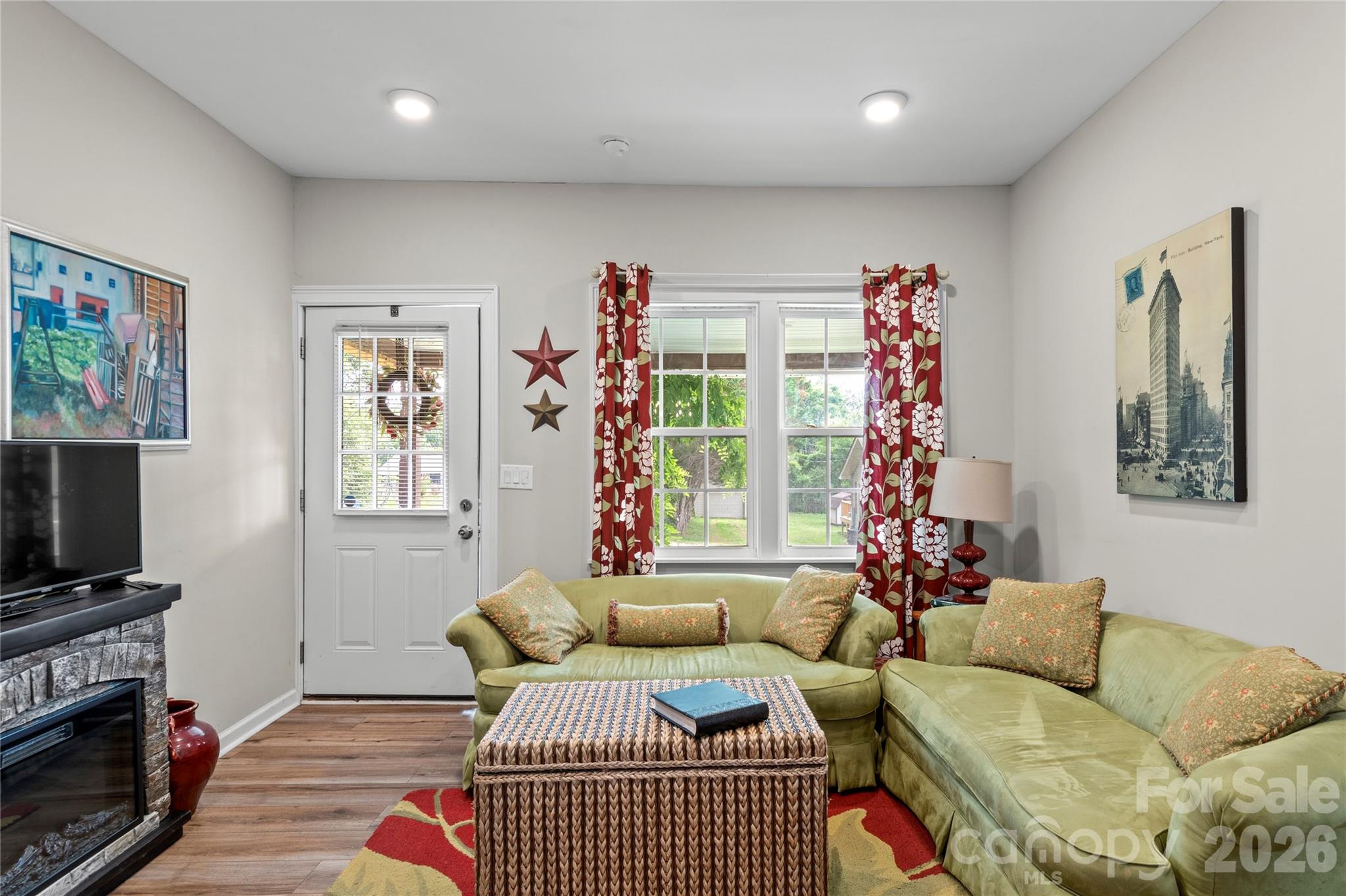 112 Hillcrest Street — Jonesville