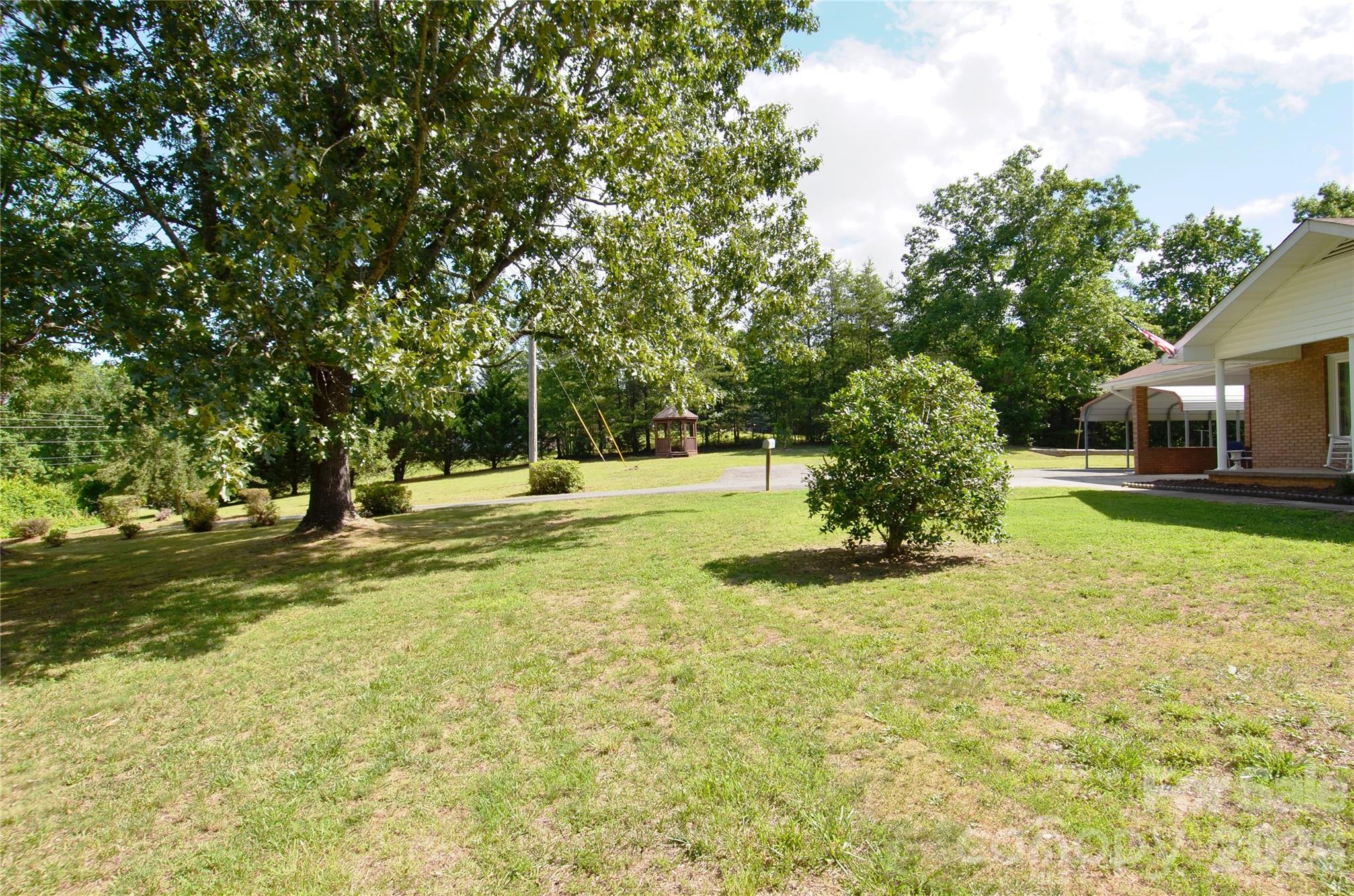 848 Deer Park Road — Nebo