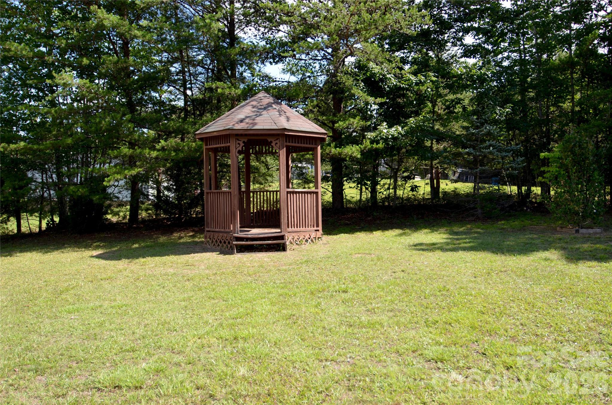 848 Deer Park Road — Nebo