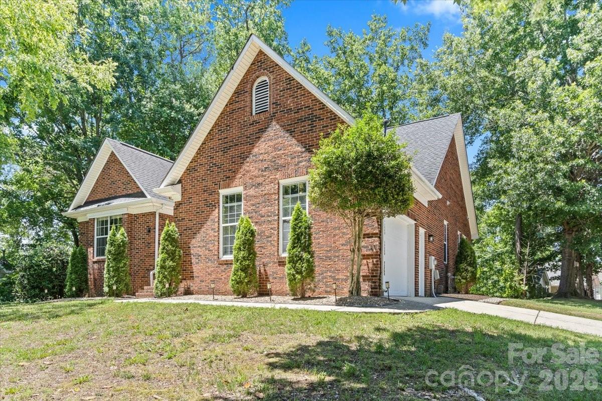 100 Diamond Drive — Mooresville