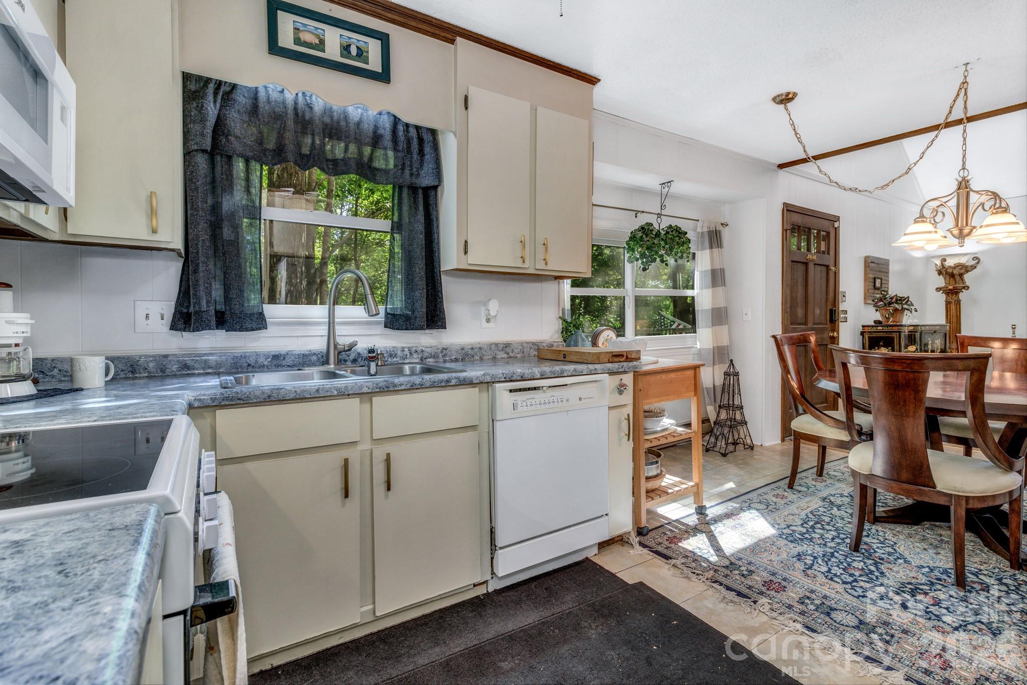 571 Tsisqua Circle — Brevard